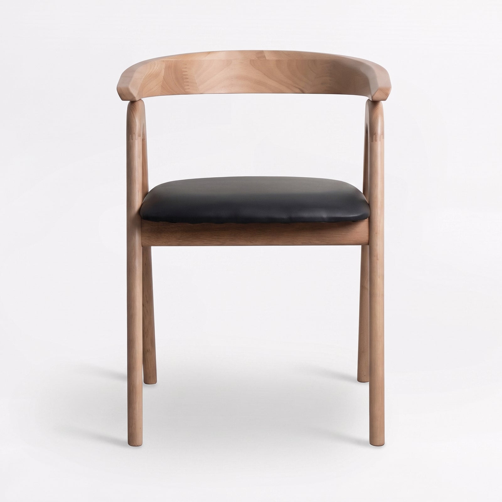 Chaise Hawa en bois d'hévéa blond et cuir synthétique noir, vue de face - Maison Pavane