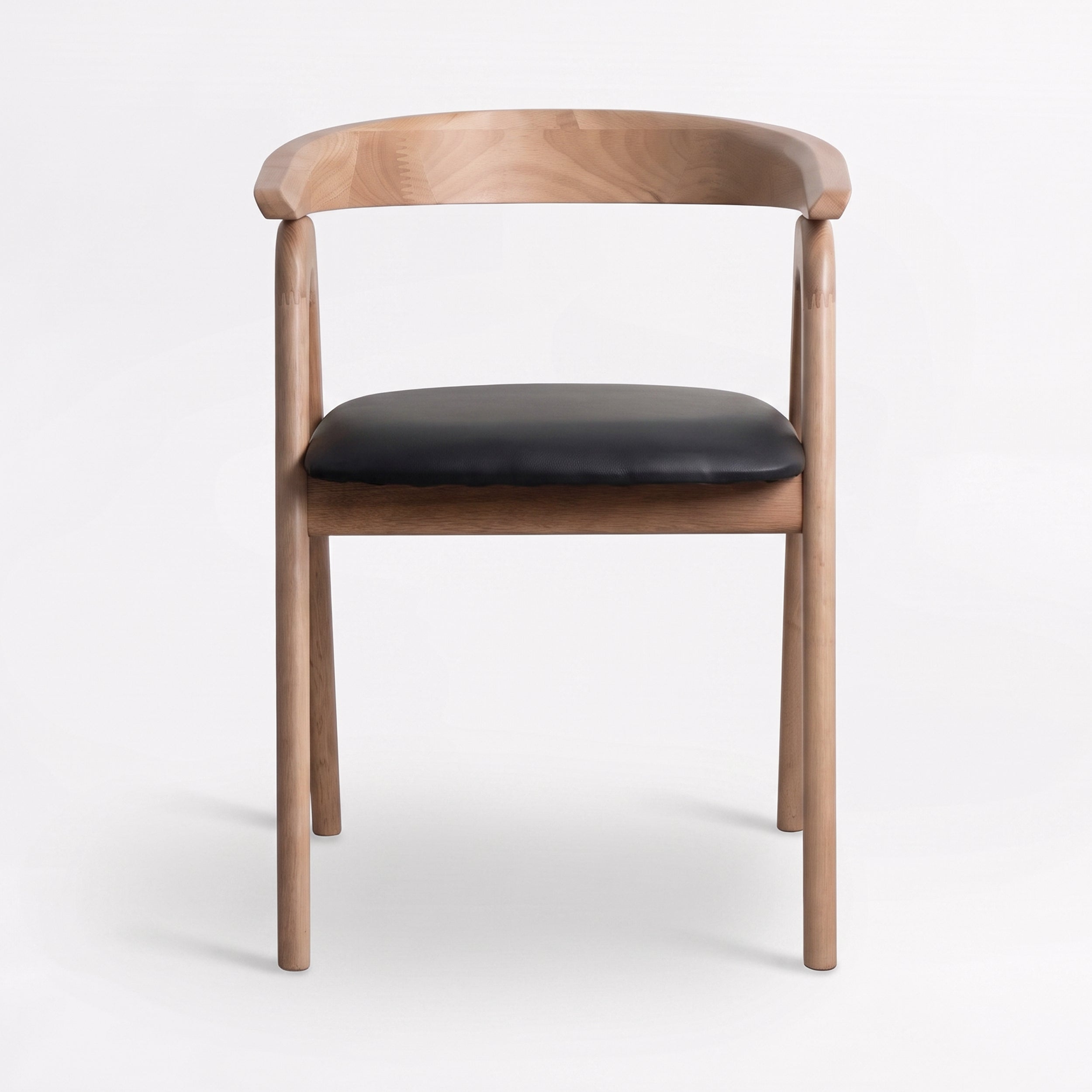 Chaise Hawa en bois d'hévéa blond et cuir synthétique noir, vue de face - Maison Pavane