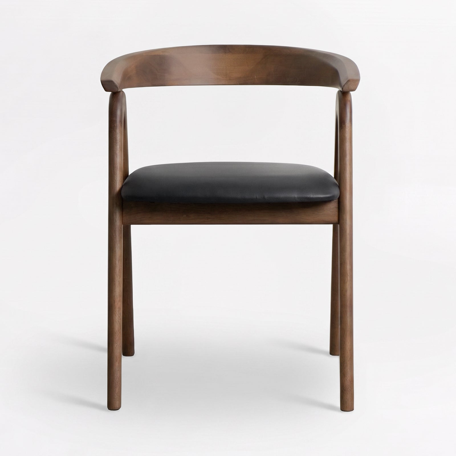 Chaise Hawa en bois d'hévéa marron et cuir synthétique noir, vue de face - Maison Pavane