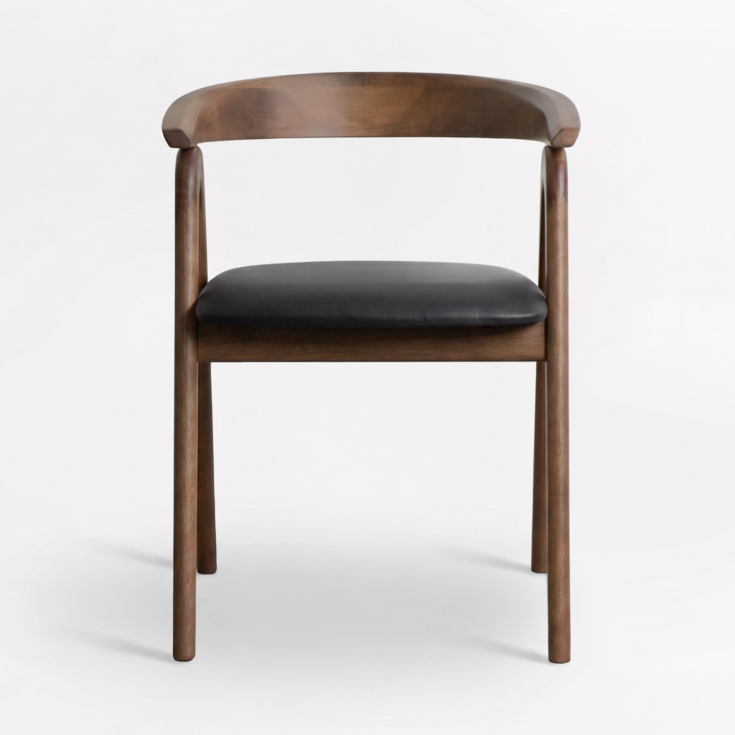 Chaise Hawa en bois d'hévéa marron et cuir synthétique noir, vue de face - Maison Pavane