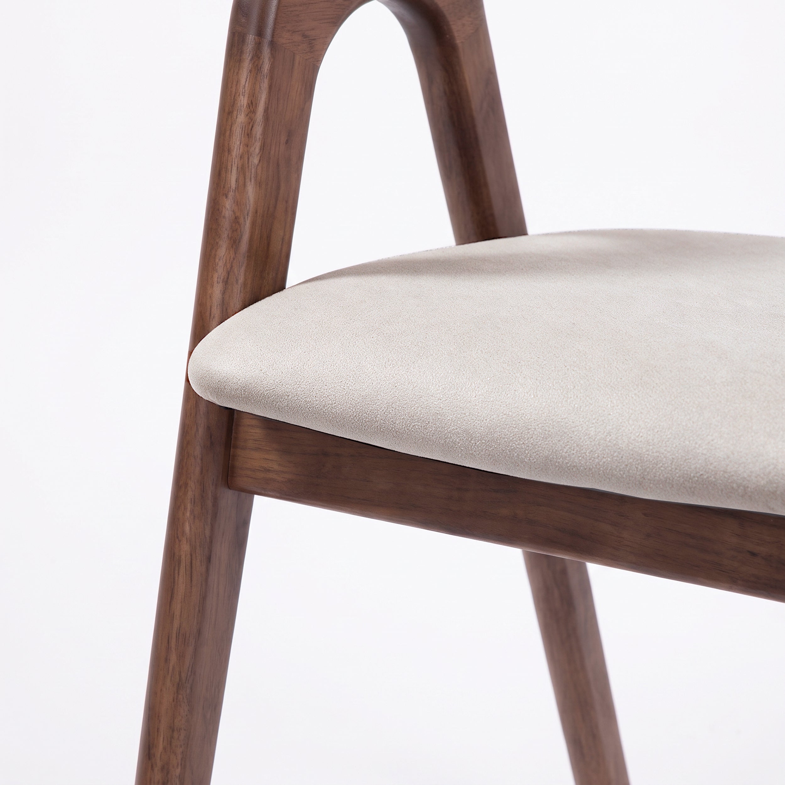 Détail de l'assise en tissu beige de la chaise Hawa en bois d'hévéa marron - Maison Pavane