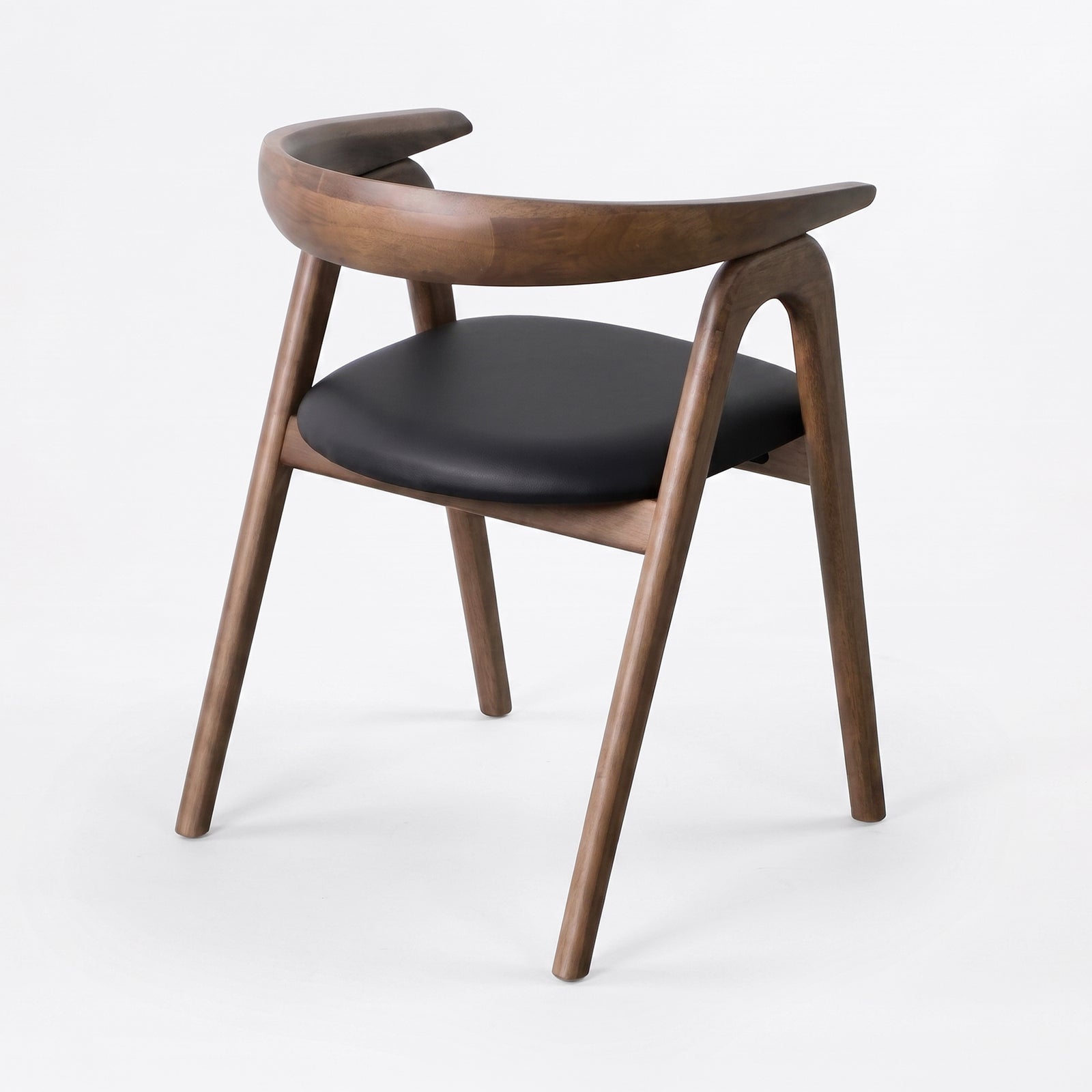 Chaise Hawa marron et cuir synthétique noir, vue de trois-quarts en plongée - Maison Pavane
