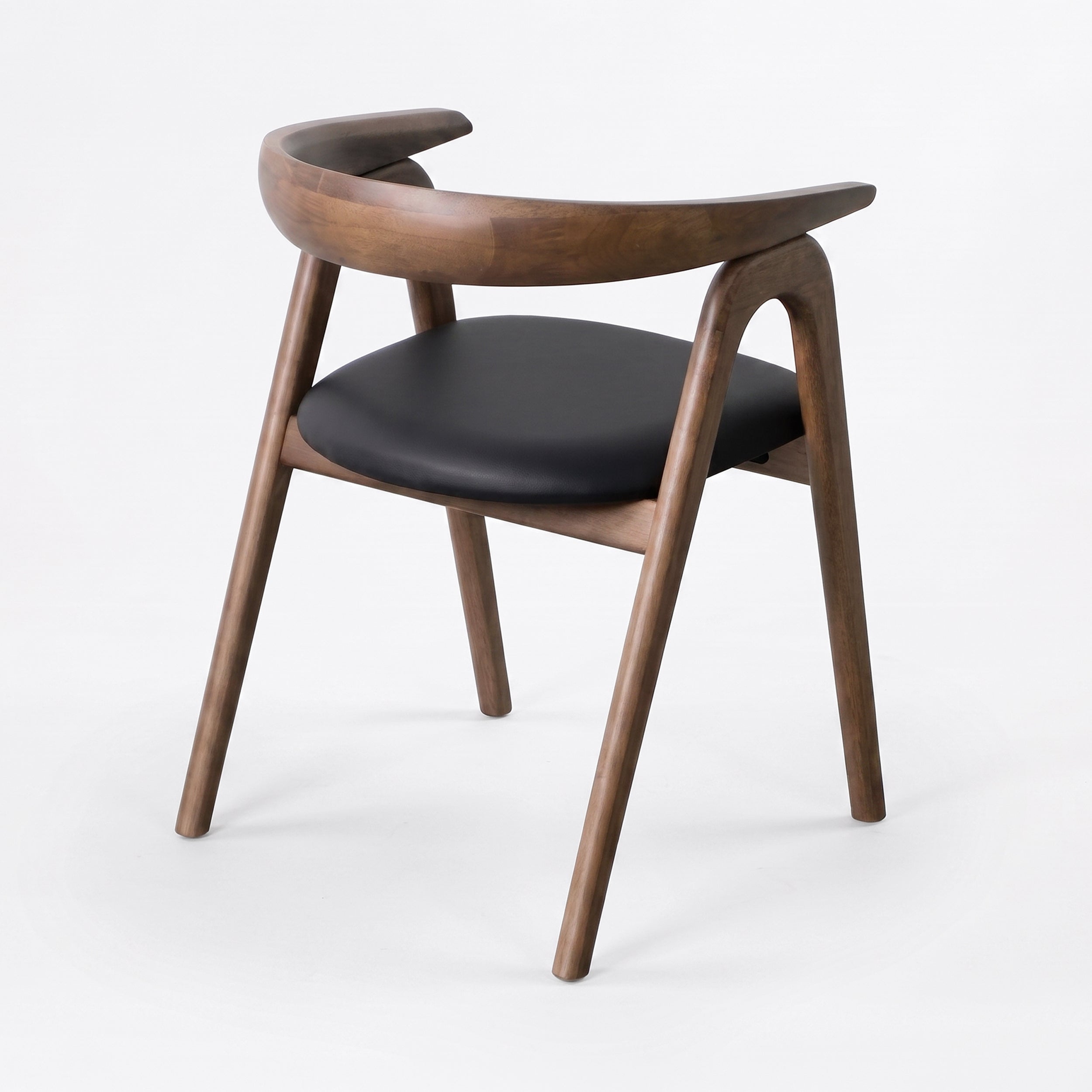 Chaise Hawa marron et cuir synthétique noir, vue de trois-quarts en plongée - Maison Pavane