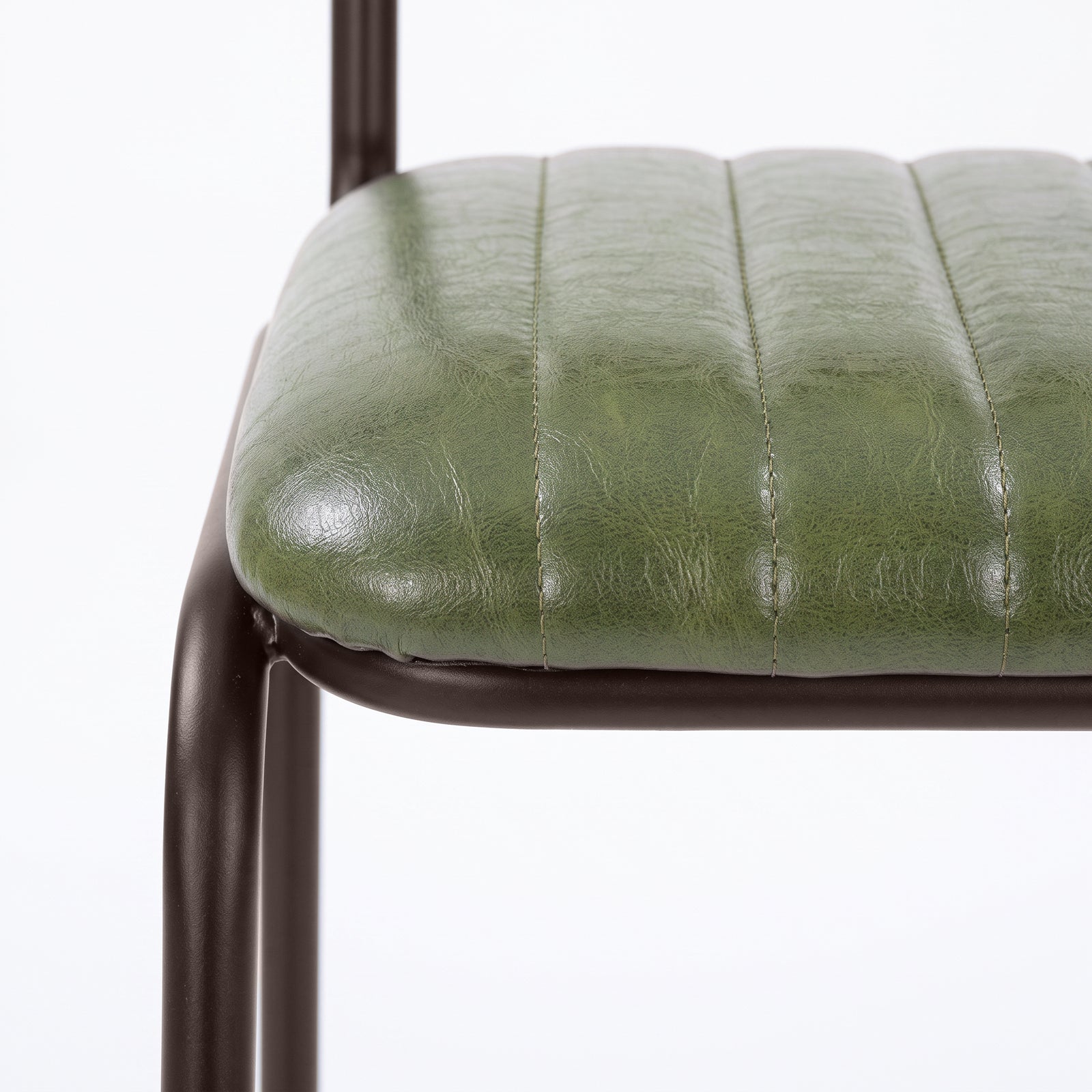 Détail de l'assise en cuir vert de la chaise pour îlot central Arsène - Maison Pavane