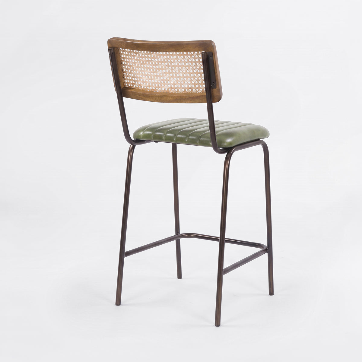 Chaise pour îlot central Arsène en cannage et cuir vert, vue trois-quarts arrière - Maison Pavane