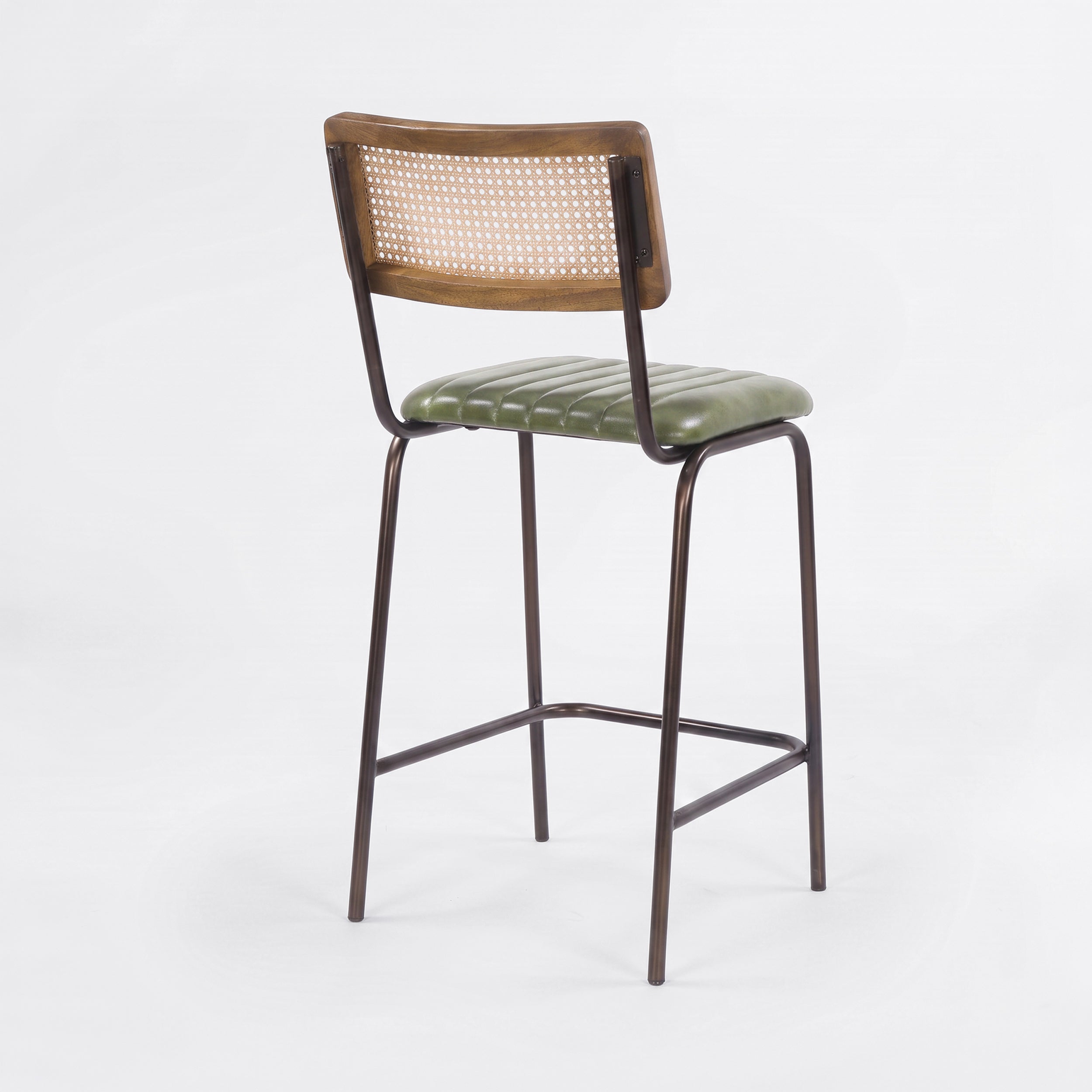 Chaise pour îlot central Arsène en cannage et cuir vert, vue trois-quarts arrière - Maison Pavane