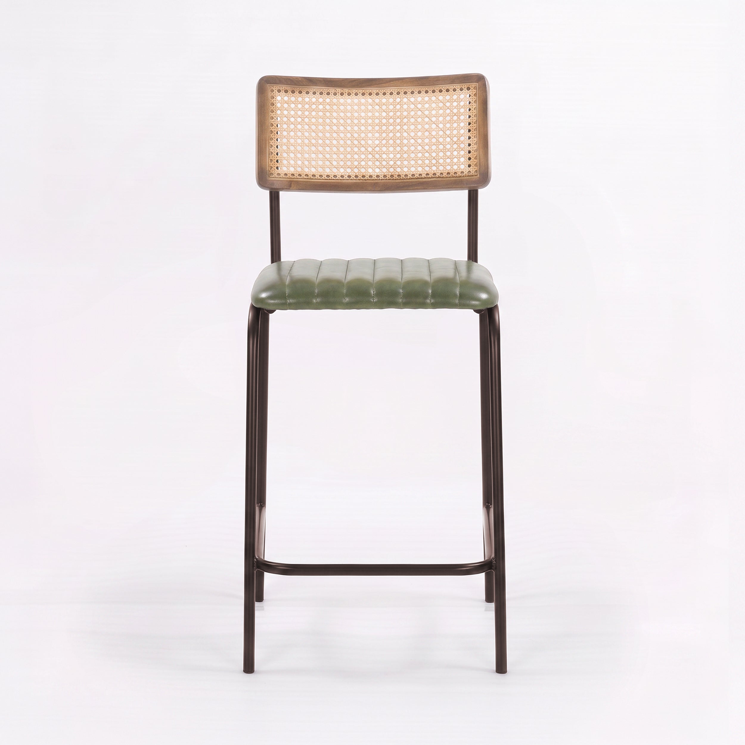 Chaise pour îlot central Arsène en cannage et cuir vert, vue de face - Maison Pavane