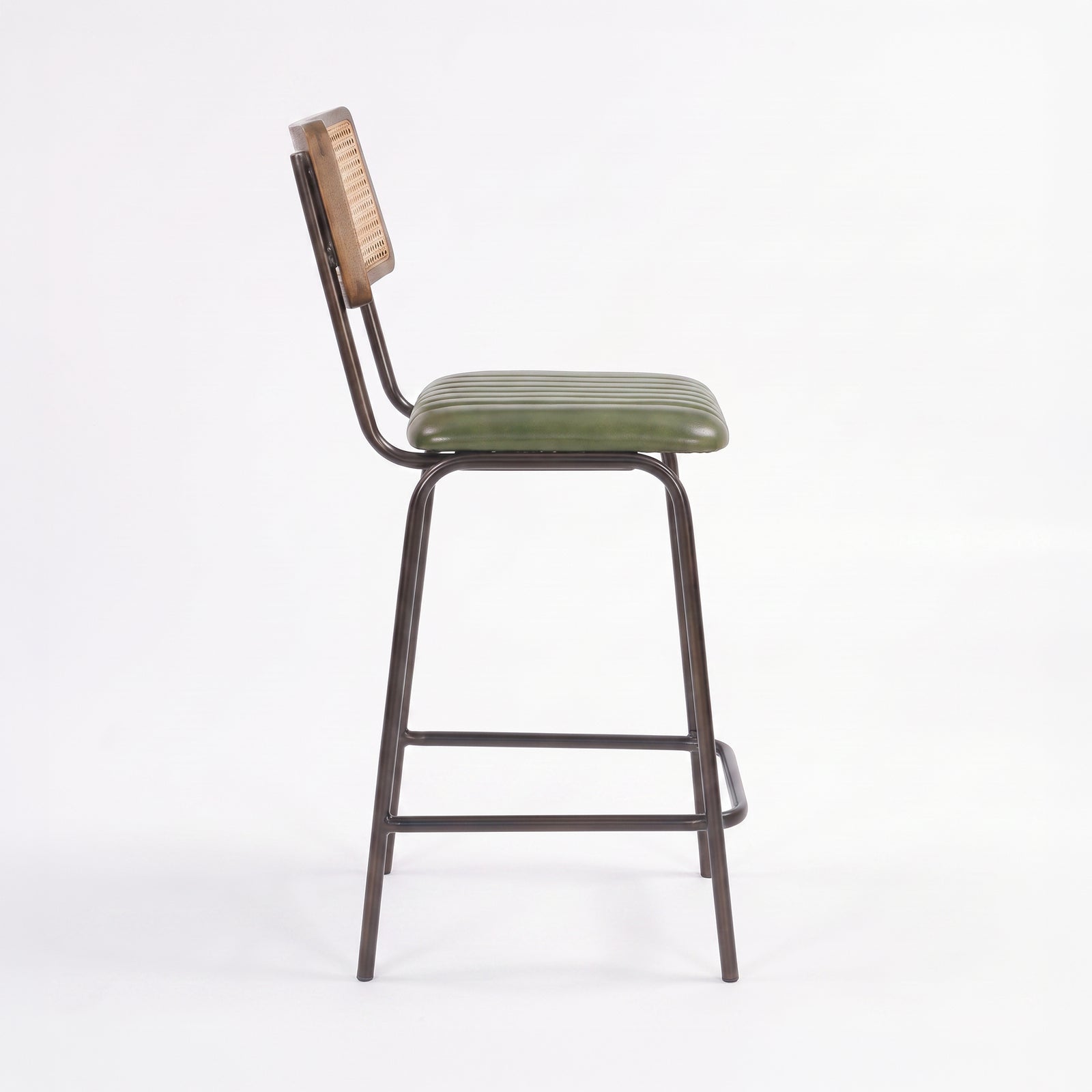 Chaise pour îlot central Arsène en cannage et cuir vert, vue de profil - Maison Pavane