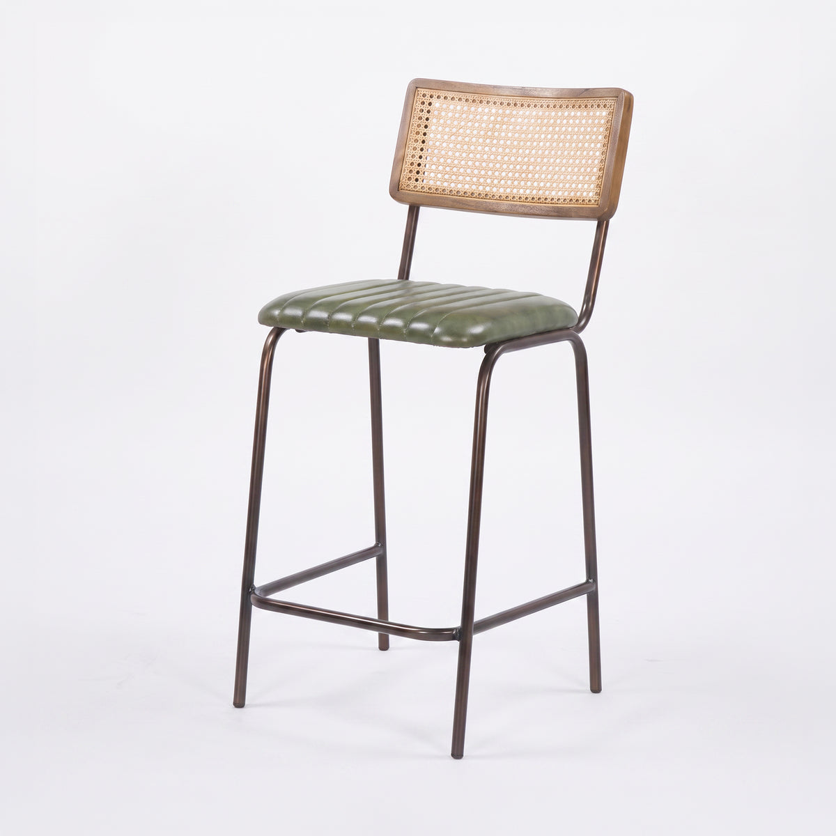 Chaise pour îlot central Arsène en cannage et cuir vert, vue trois-quarts - Maison Pavane