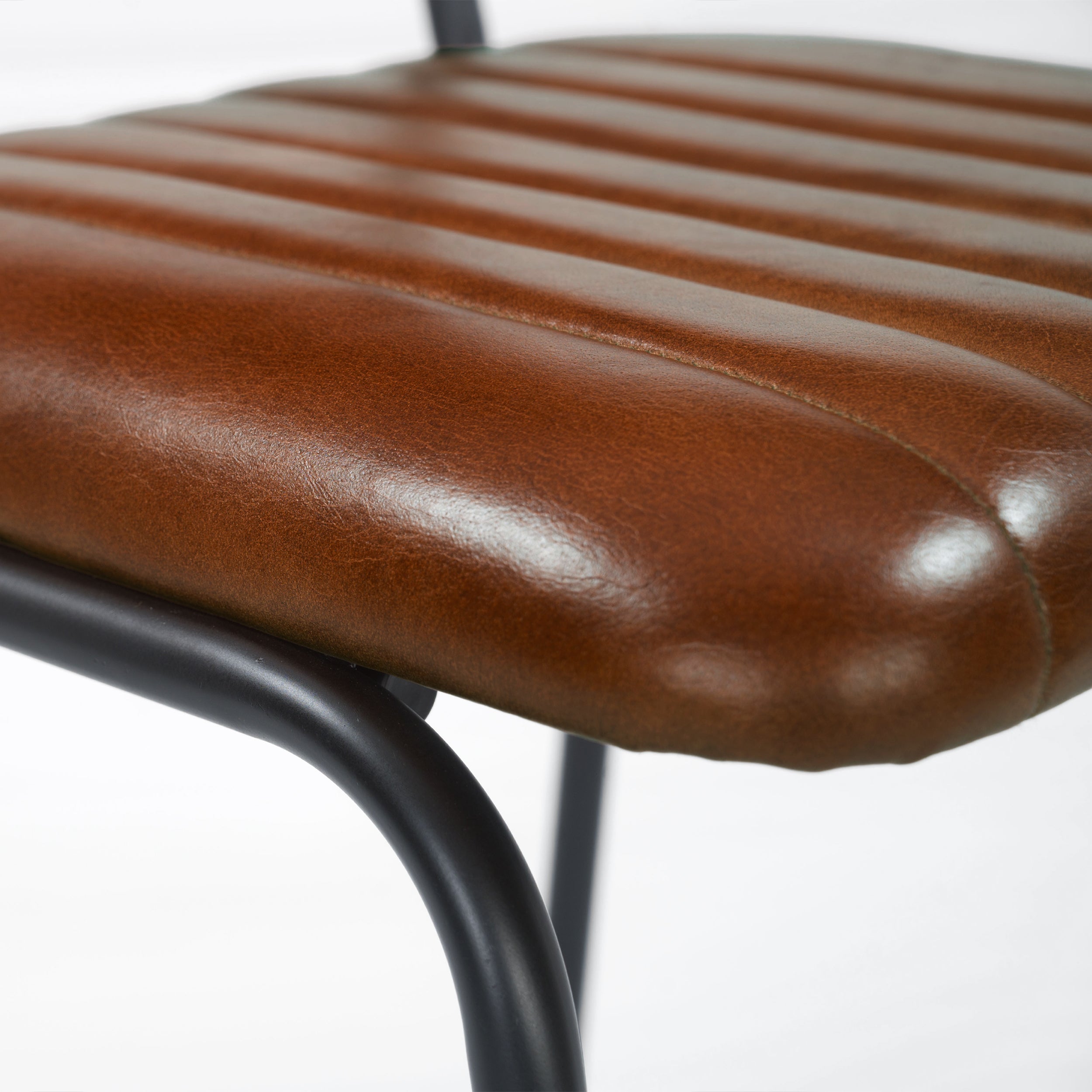 Détail de l'assise en cuir de buffle marron de la chaise pour îlot central Arsène - Maison Pavane