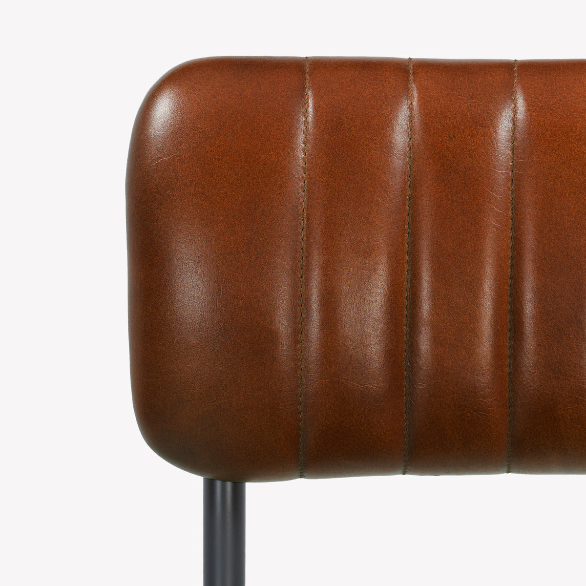 Détail du dossier en cuir de buffle marron de la chaise pour îlot central Arsène - Maison Pavane