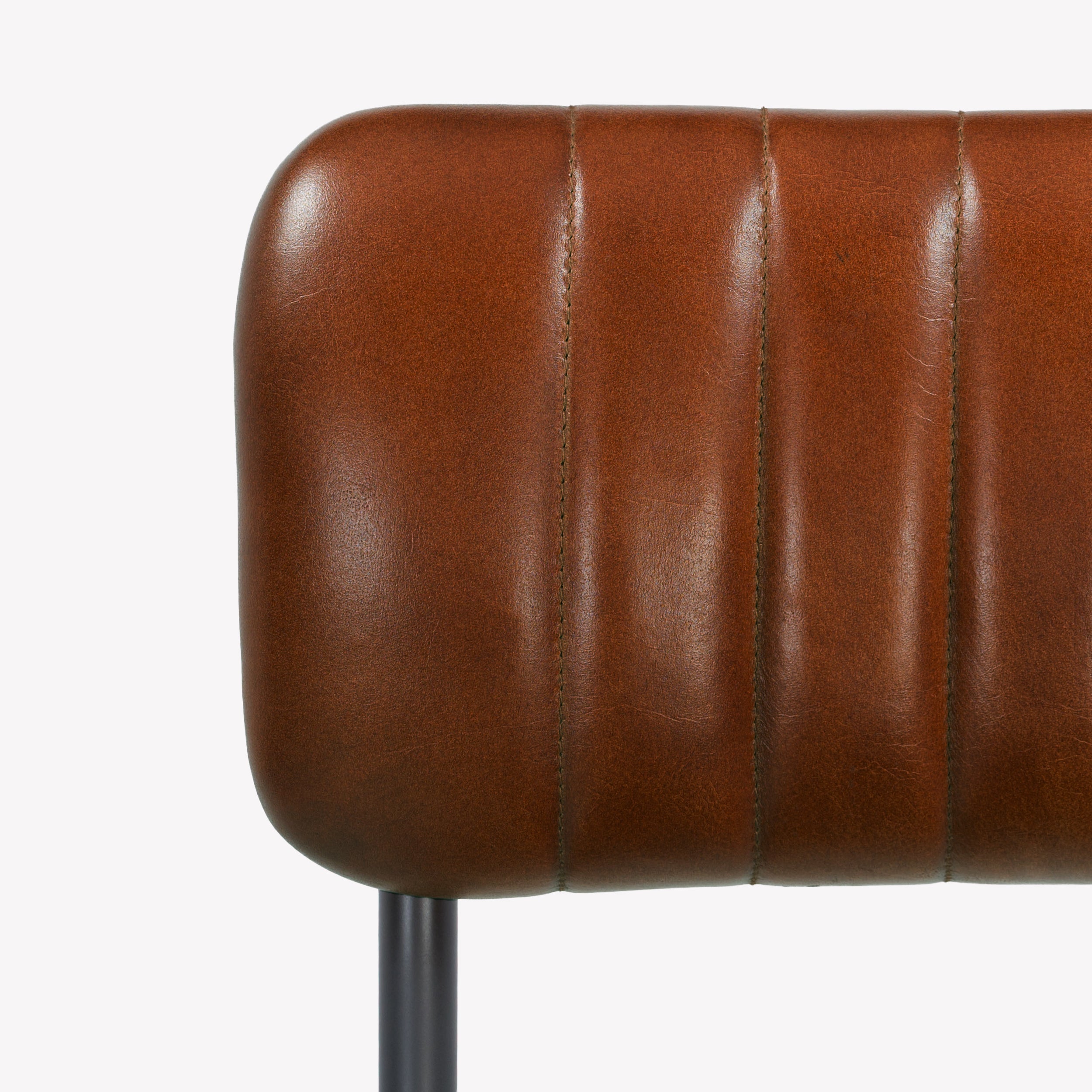 Détail du dossier en cuir de buffle marron de la chaise pour îlot central Arsène - Maison Pavane