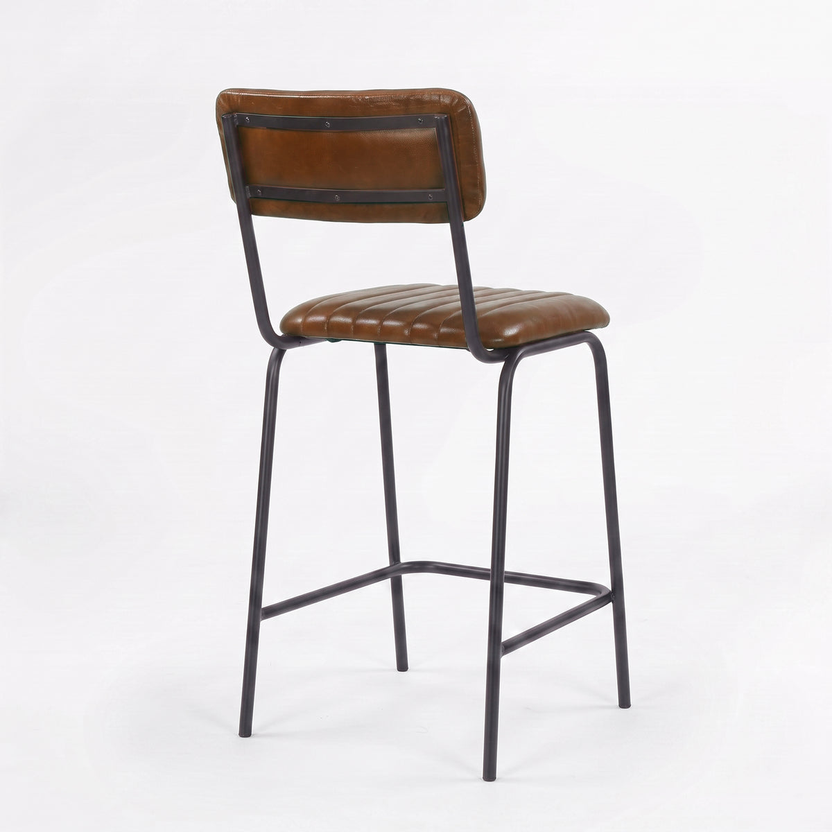 Chaise pour îlot central Arsène 65 cm en cuir de buffle marron, vue trois-quarts arrière - Maison Pavane