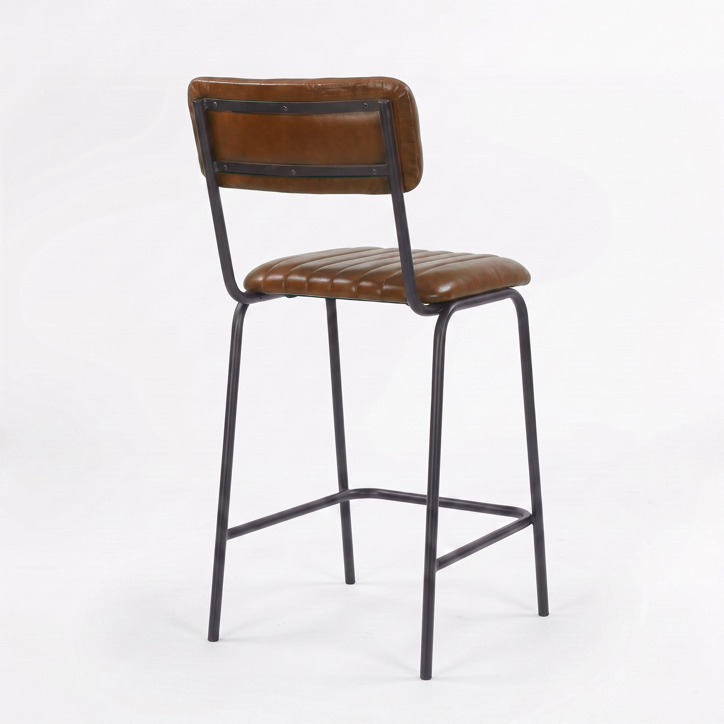 Chaise pour îlot central Arsène 65 cm en cuir de buffle marron, vue trois-quarts arrière - Maison Pavane