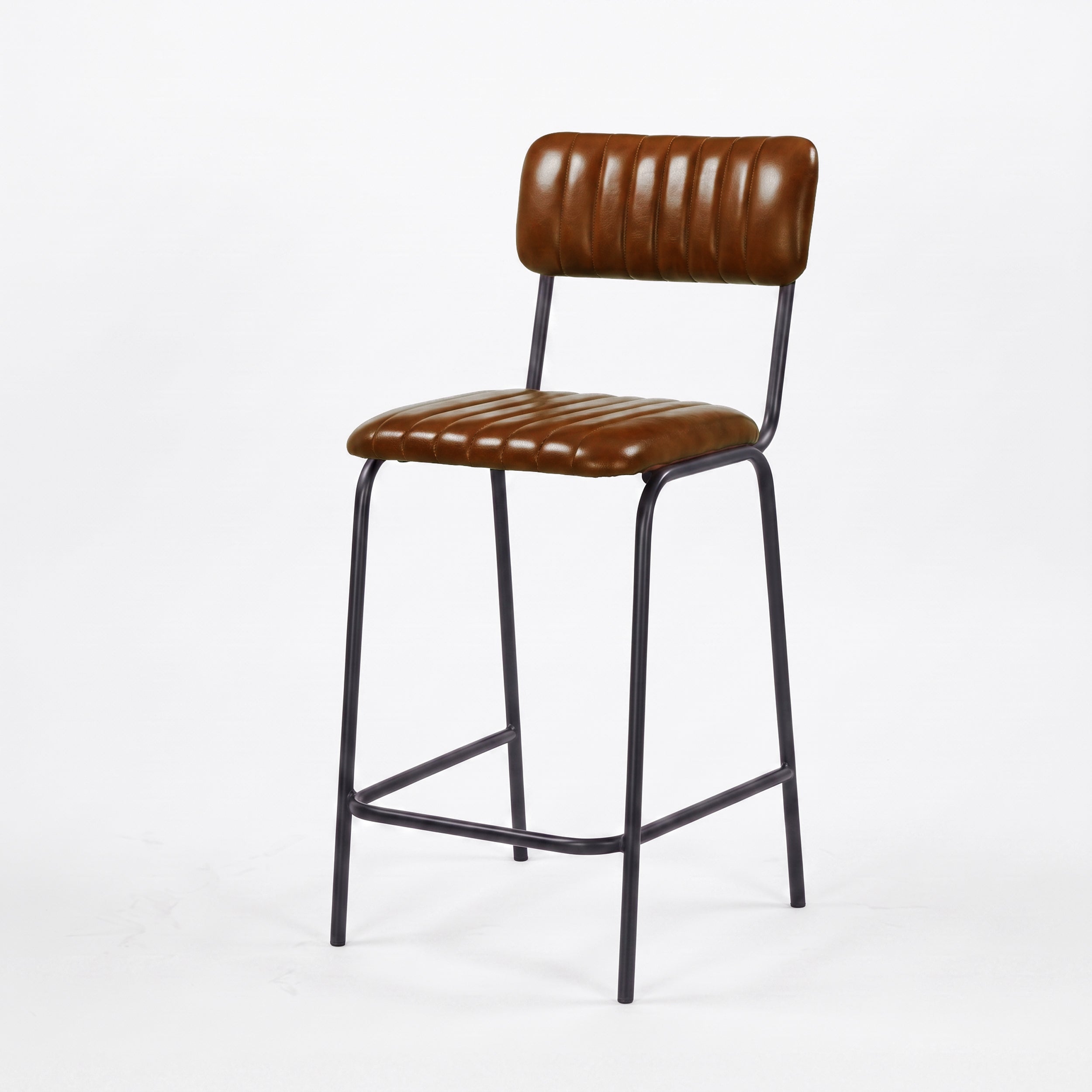 Chaise pour îlot central Arsène 65 cm en cuir de buffle marron, vue trois-quarts - Maison Pavane