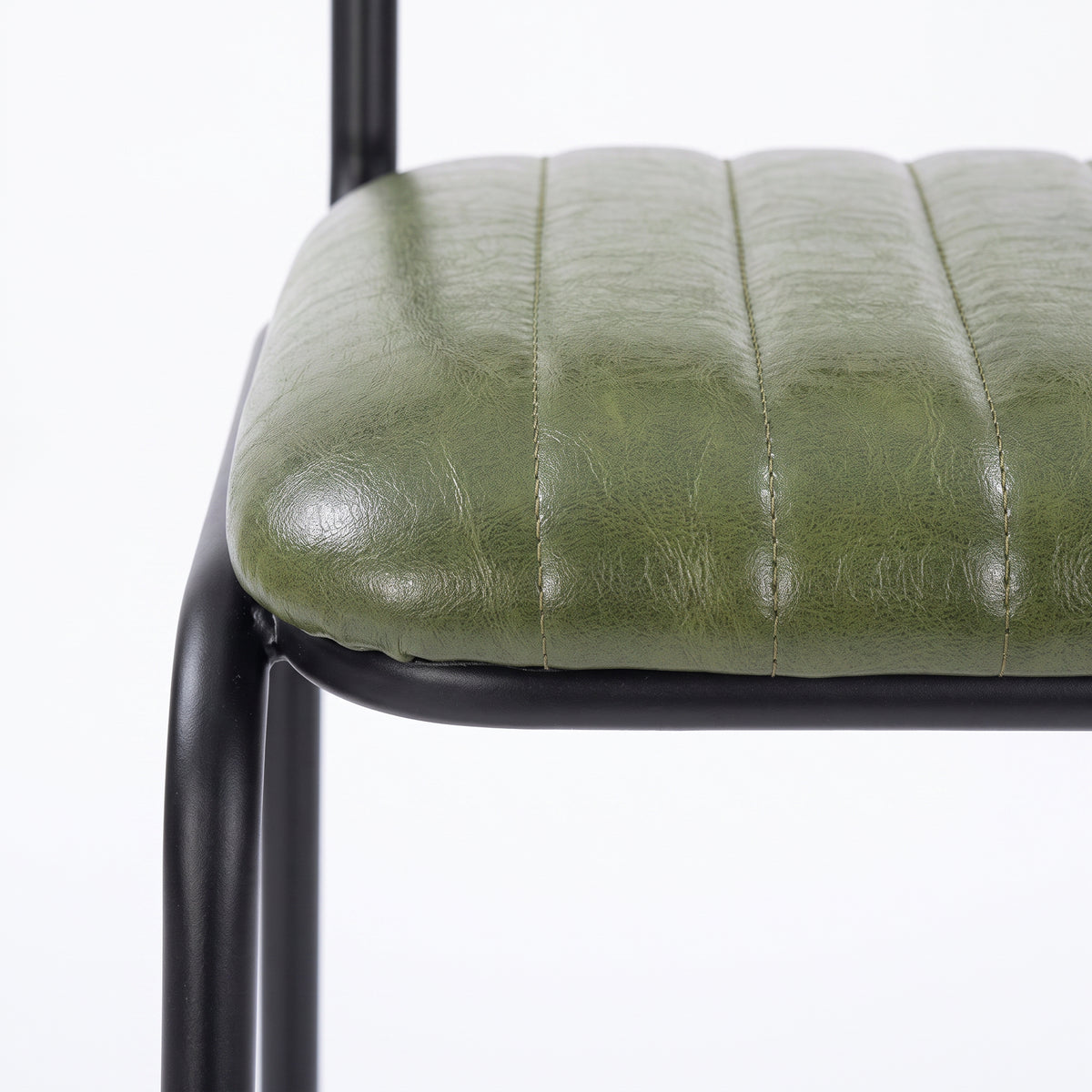 Détail de l'assise en cuir de buffle vert de la chaise pour îlot central Arsène - Maison Pavane