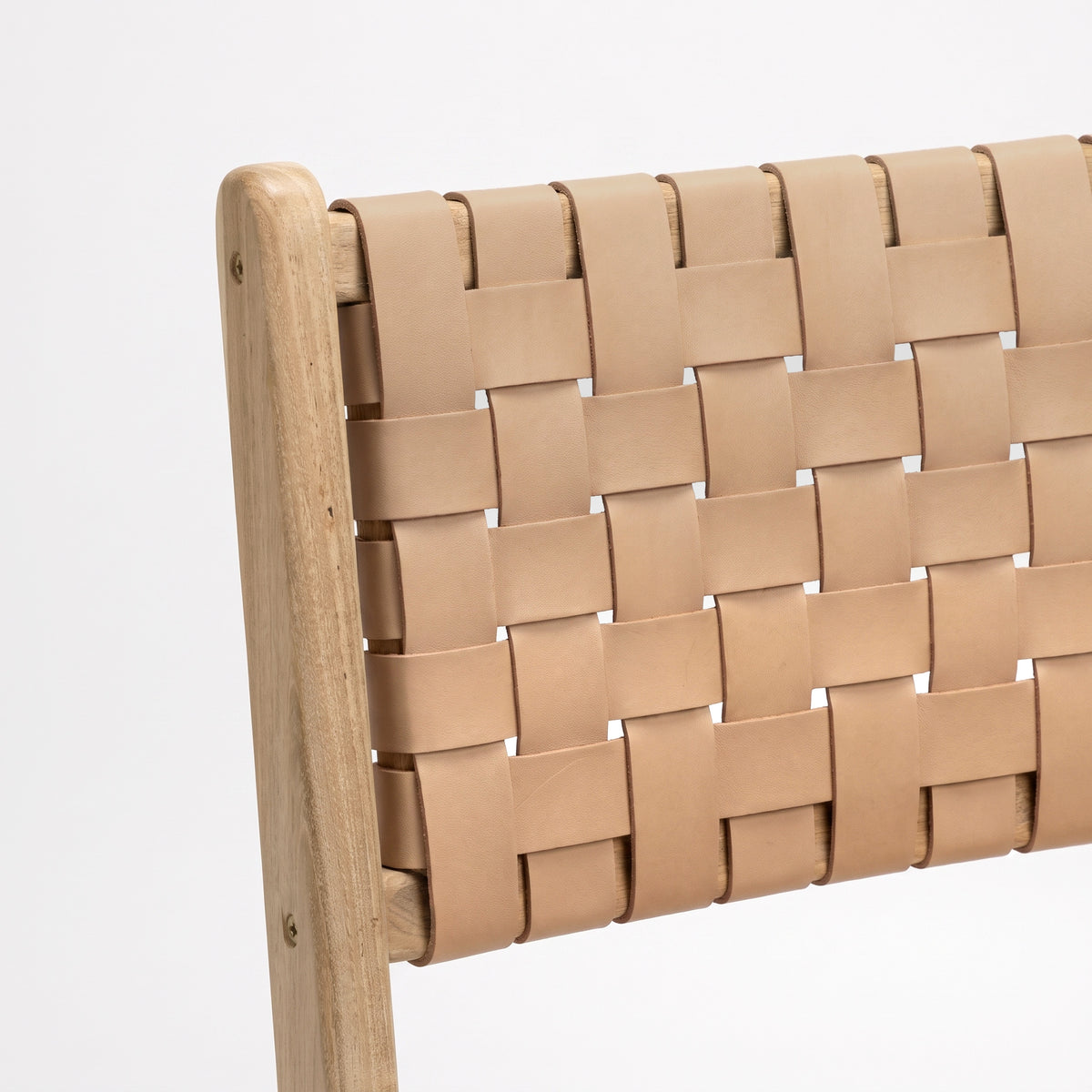 Détail du dossier en cuir tressé beige de la chaise pour îlot central Kuna - Maison Pavane