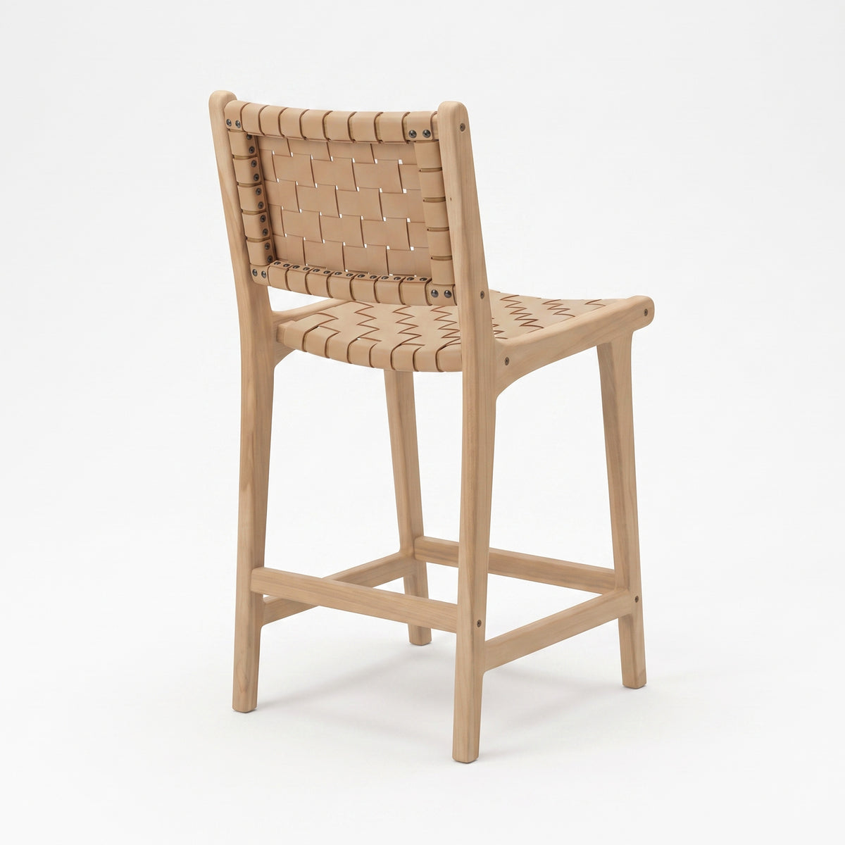 Chaise pour îlot central Kuna 66,5 cm en teck et cuir tressé beige, vue trois-quarts arrière - Maison Pavane