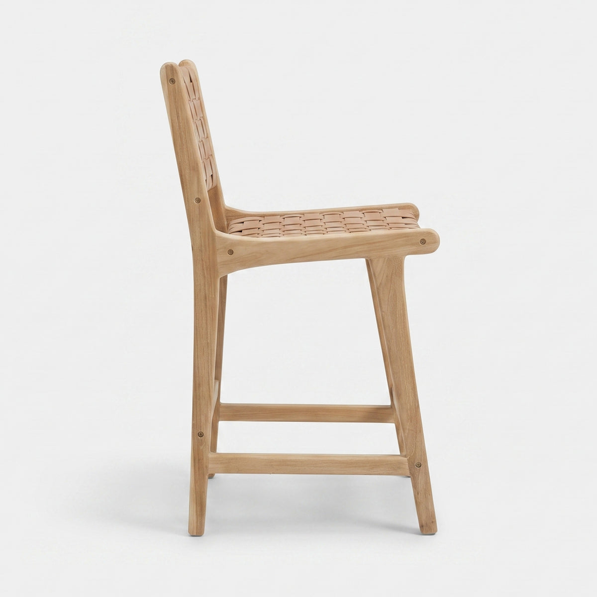 Chaise pour îlot central Kuna 66,5 cm en teck et cuir tressé beige, vue de profil - Maison Pavane