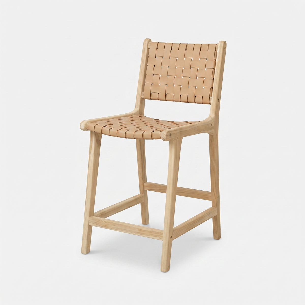 Chaise pour îlot central Kuna 66,5 cm en teck et cuir tressé beige, vue trois-quarts - Maison Pavane