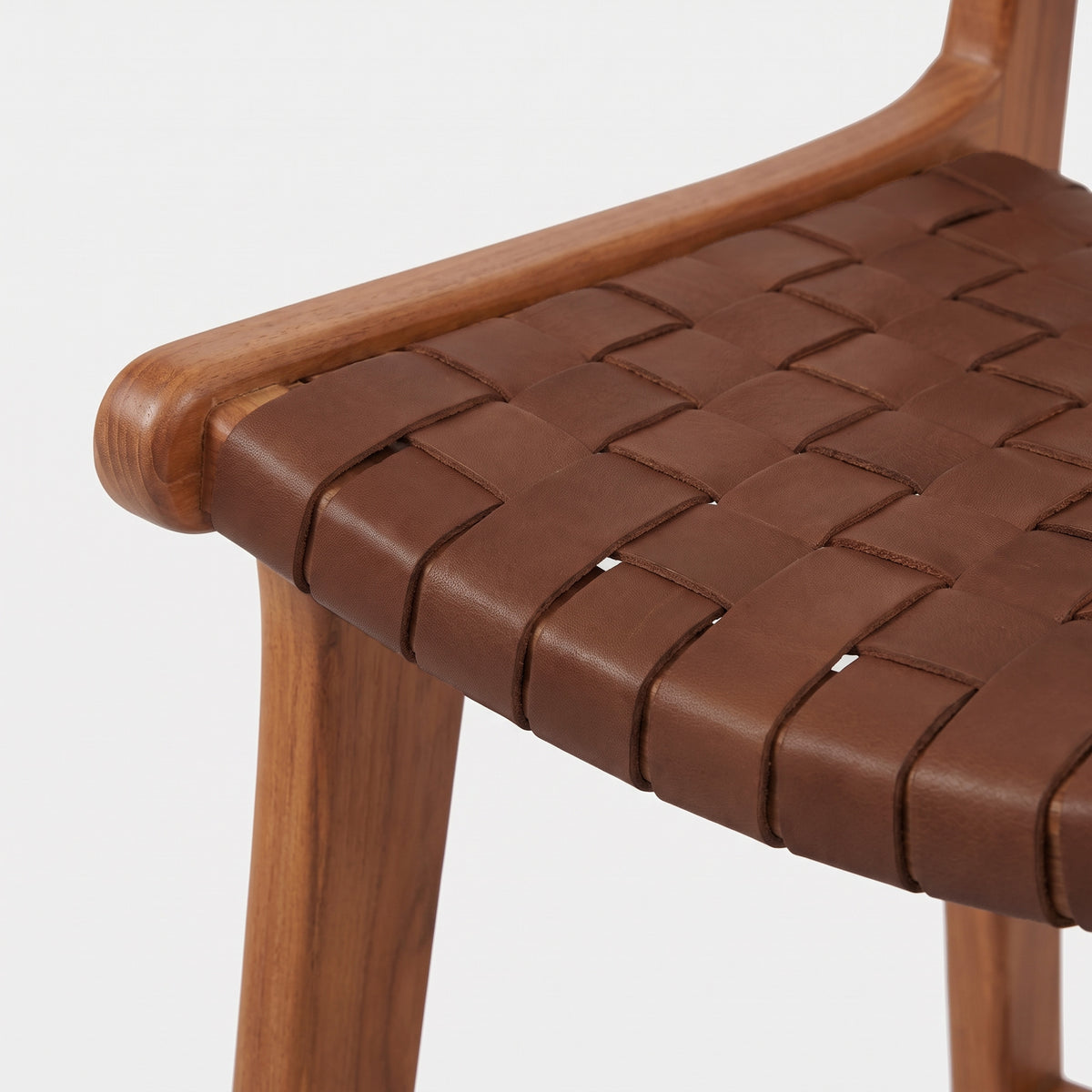 Détail de l'assise en cuir tressé marron de la chaise pour îlot central Kuna - Maison Pavane