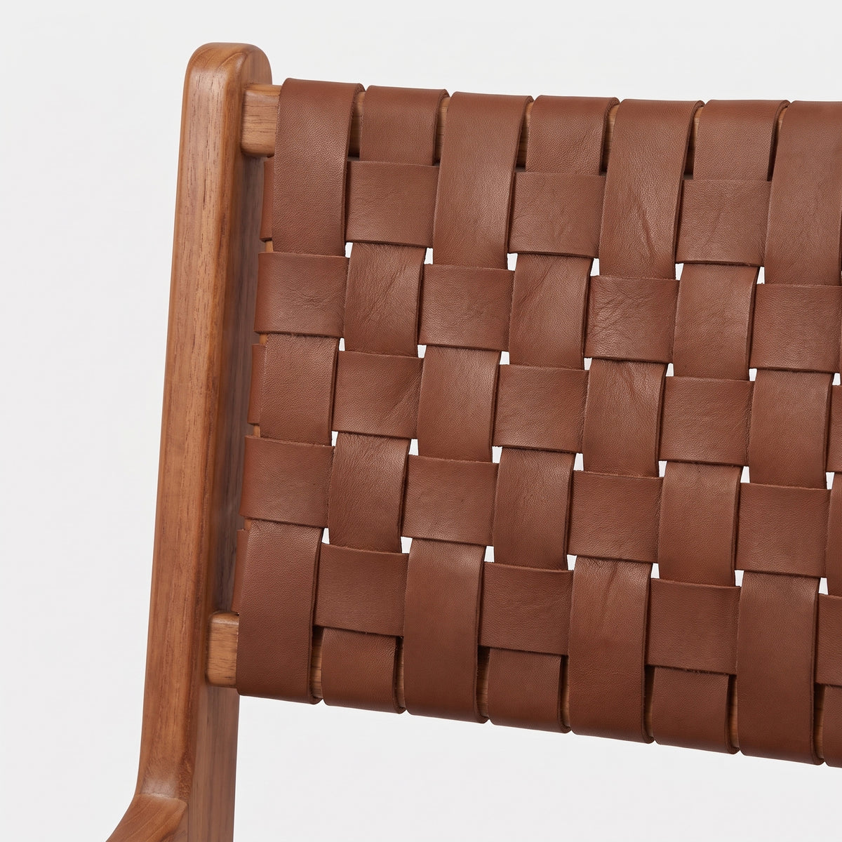 Détail du dossier en cuir tressé marron de la chaise pour îlot central Kuna - Maison Pavane