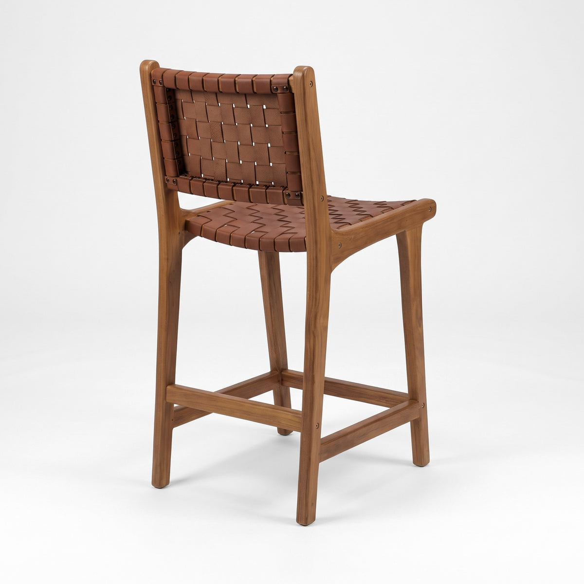 Chaise pour îlot central Kuna 66,5 cm en teck et cuir tressé marron, vue trois-quarts arrière - Maison Pavane
