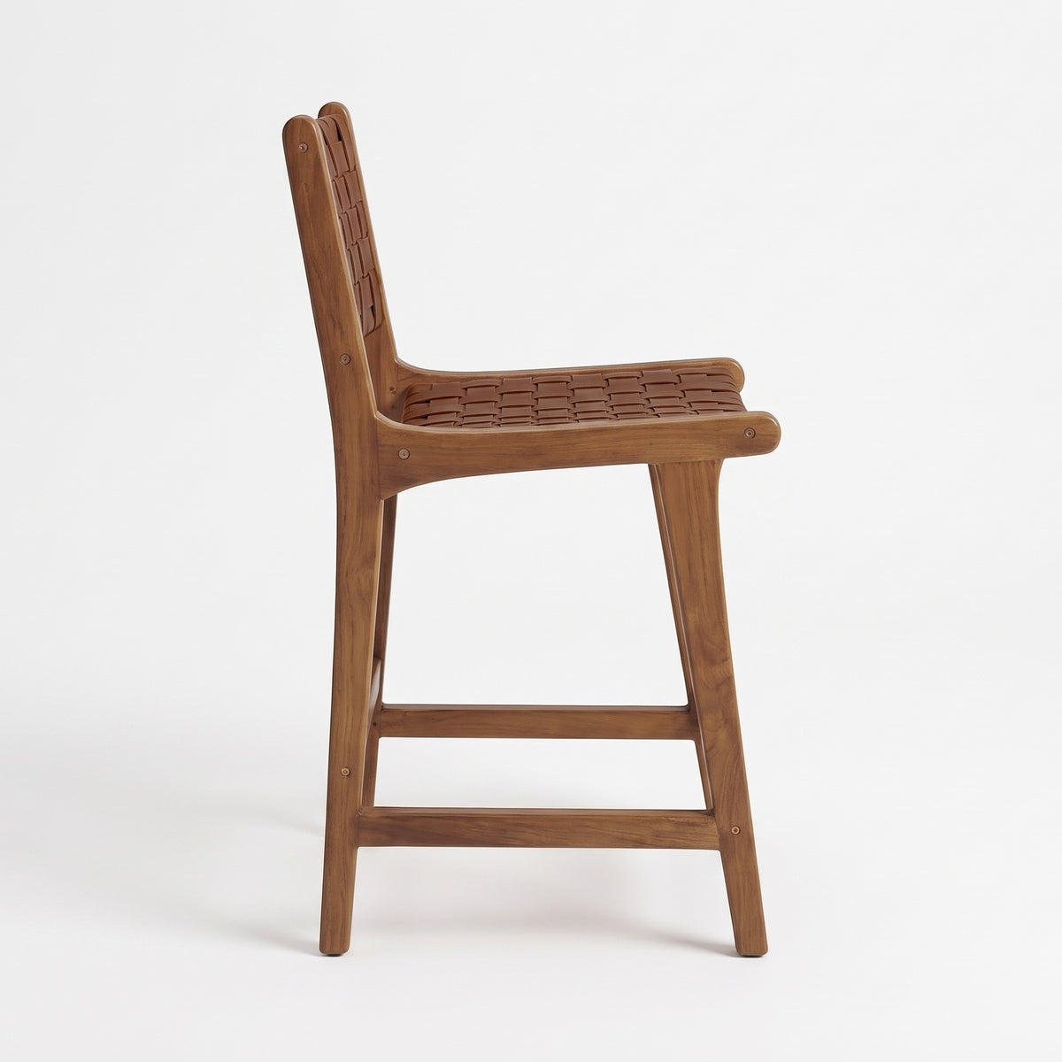 Chaise pour îlot central Kuna 66,5 cm en teck et cuir tressé marron, vue de profil - Maison Pavane