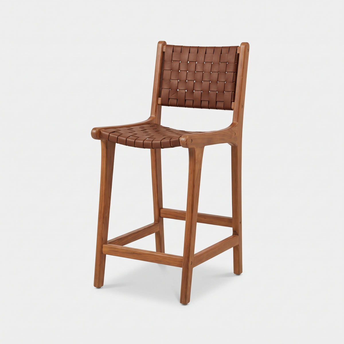 Chaise pour îlot central Kuna 66,5 cm en teck et cuir tressé marron, vue trois-quarts - Maison Pavane
