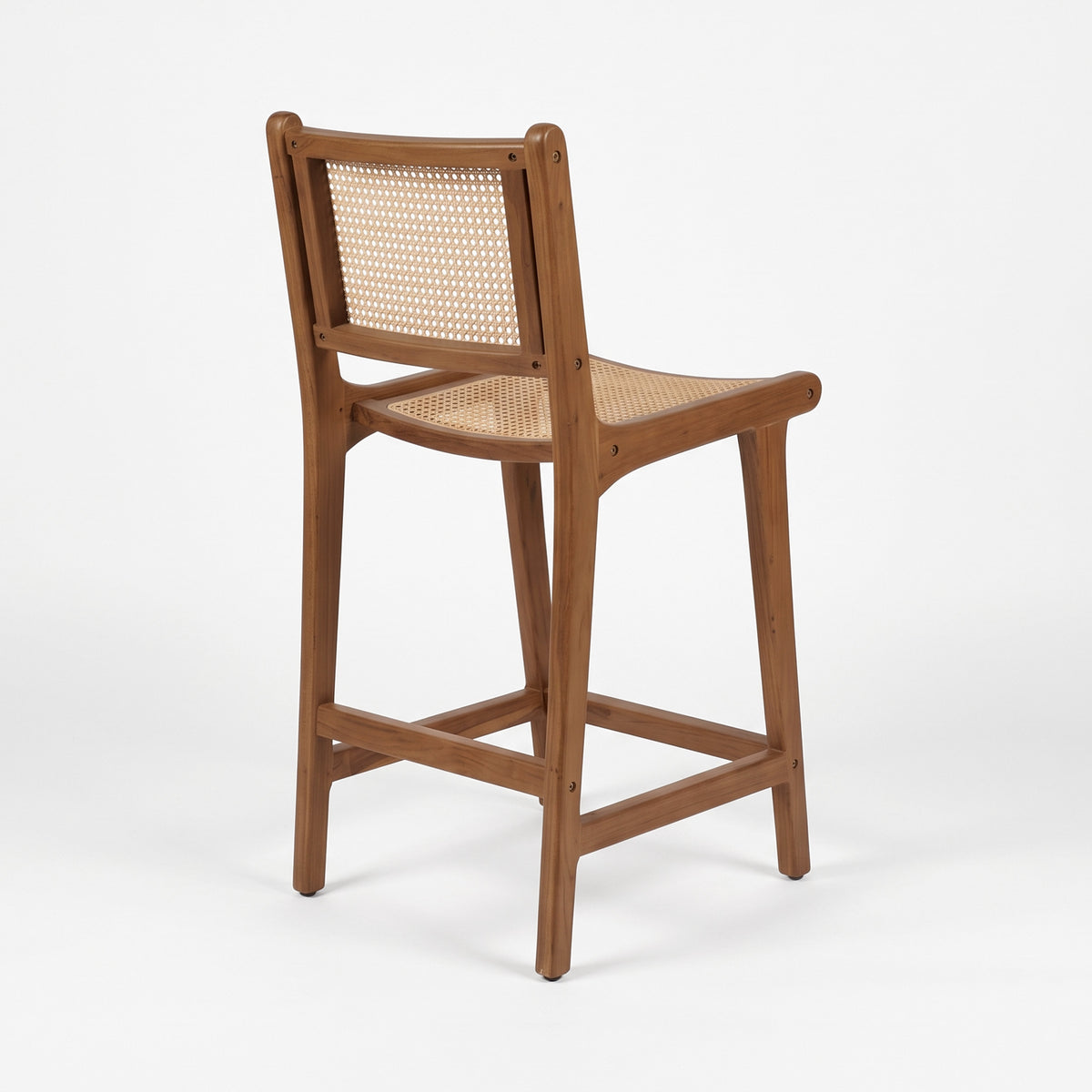 Chaise pour îlot central Kyla 66,5 cm en teck et cannage en rotin, vue trois-quarts arrière - Maison Pavane