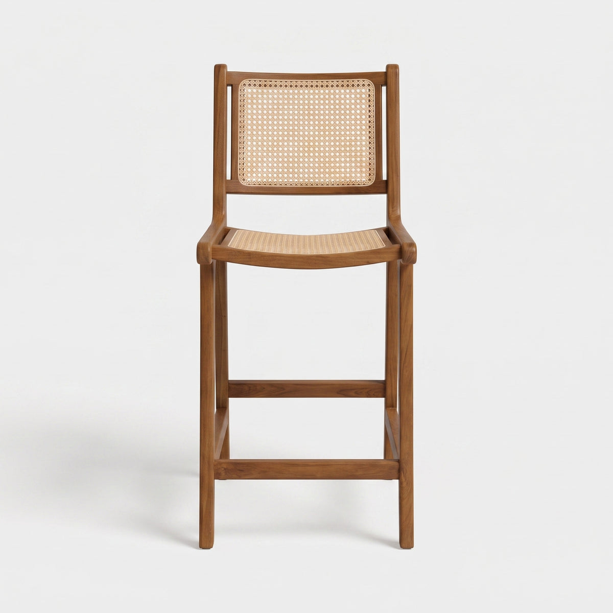 Chaise pour îlot central Kyla 66,5 cm en teck et cannage en rotin, vue de face - Maison Pavane