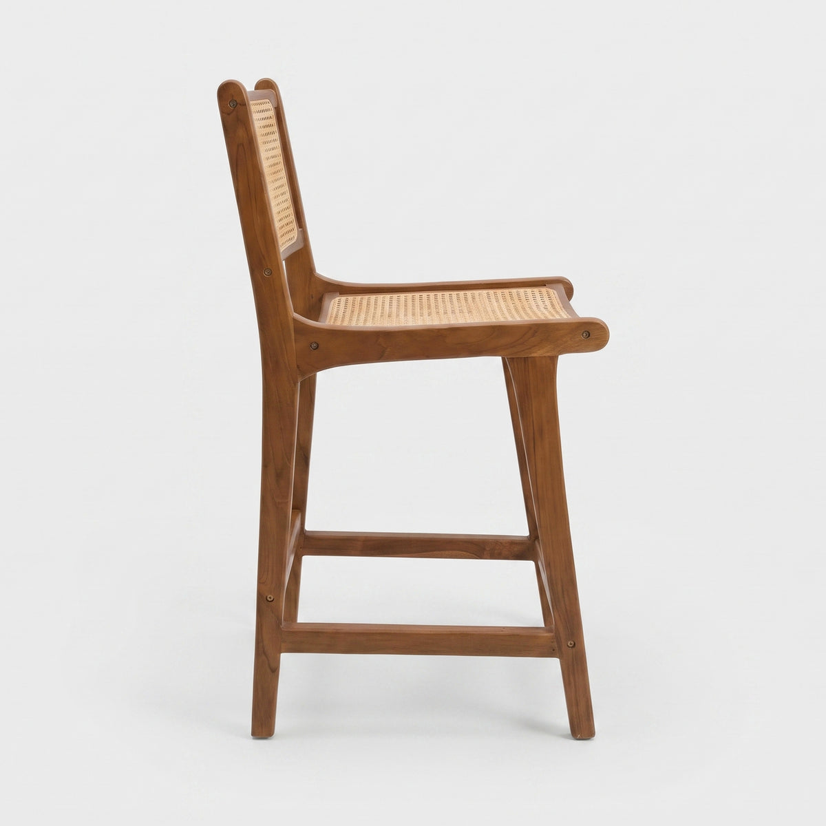 Chaise pour îlot central Kyla 66,5 cm en teck et cannage en rotin, vue de profil - Maison Pavane