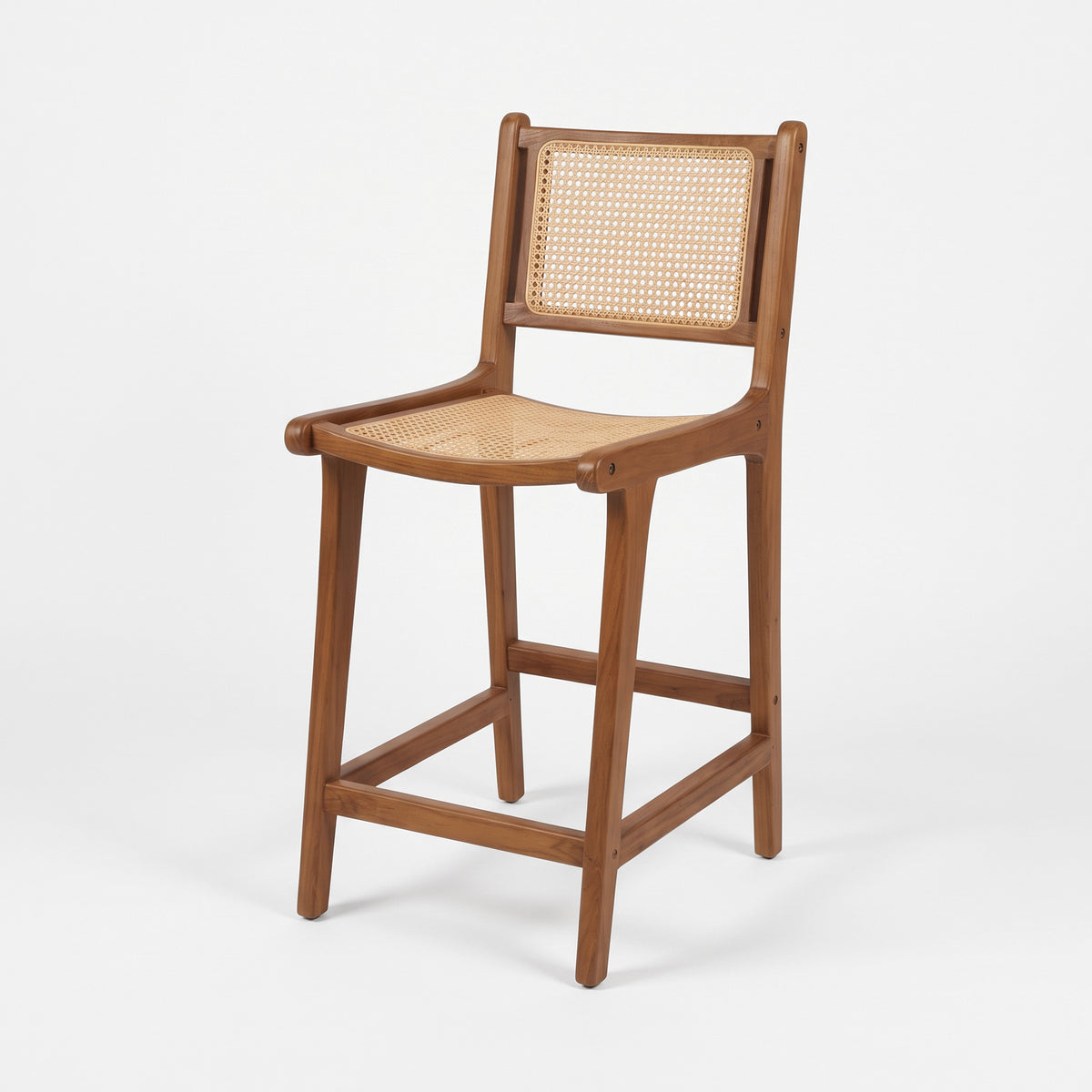 Chaise pour îlot central Kyla 66,5 cm en teck et cannage en rotin, vue trois-quarts - Maison Pavane