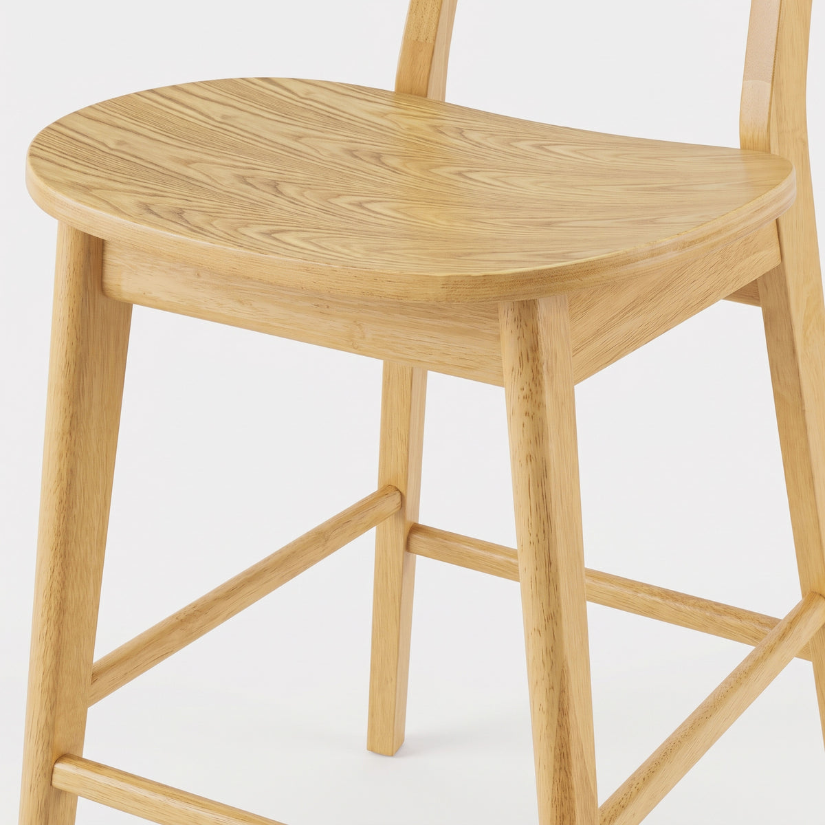 Détail de l'assise et du piètement de la chaise pour îlot central Tabata 65 cm en bois clair - Maison Pavane