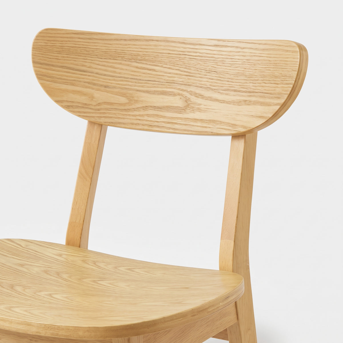 Détail du dossier de la chaise pour îlot central Tabata 65 cm en bois clair - Maison Pavane
