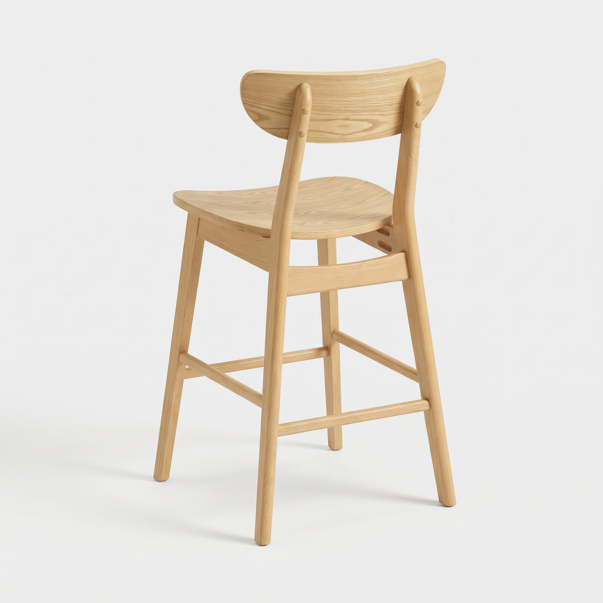 Chaise pour îlot central Tabata 65 cm en bois clair, vue de trois-quarts arrière - Maison Pavane
