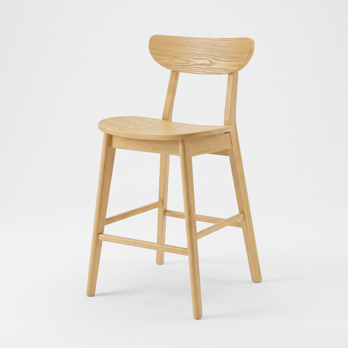 Chaise pour îlot central Tabata 65 cm en bois clair, vue de trois-quarts - Maison Pavane