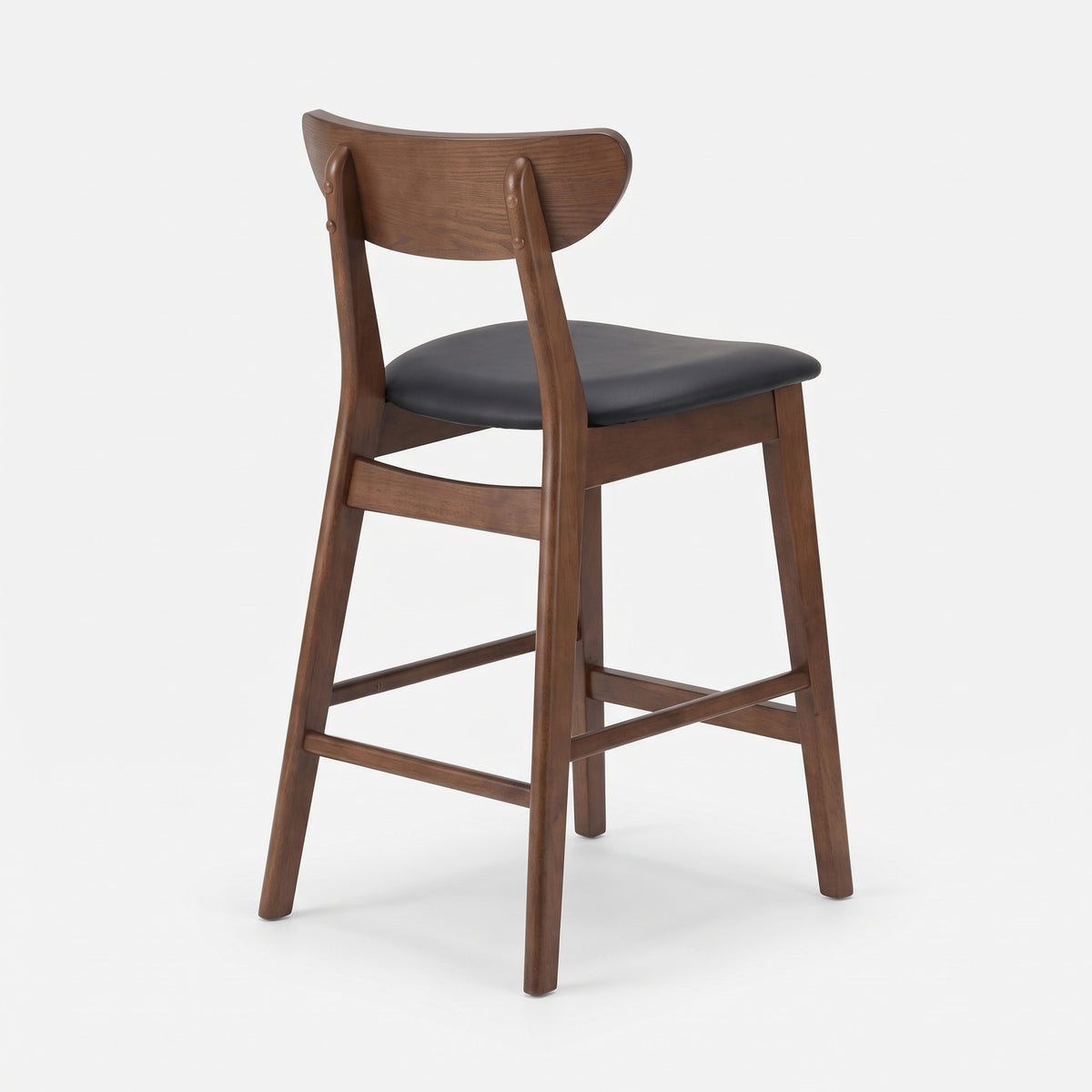 Chaise pour îlot central Tabata 67 cm en cuir synthétique noir et bois foncé, vue de trois-quarts arrière - Maison Pavane