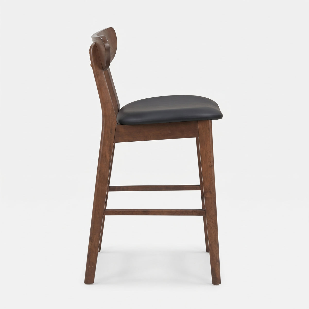 Chaise pour îlot central Tabata 67 cm en cuir synthétique noir et bois foncé, vue de profil - Maison Pavane