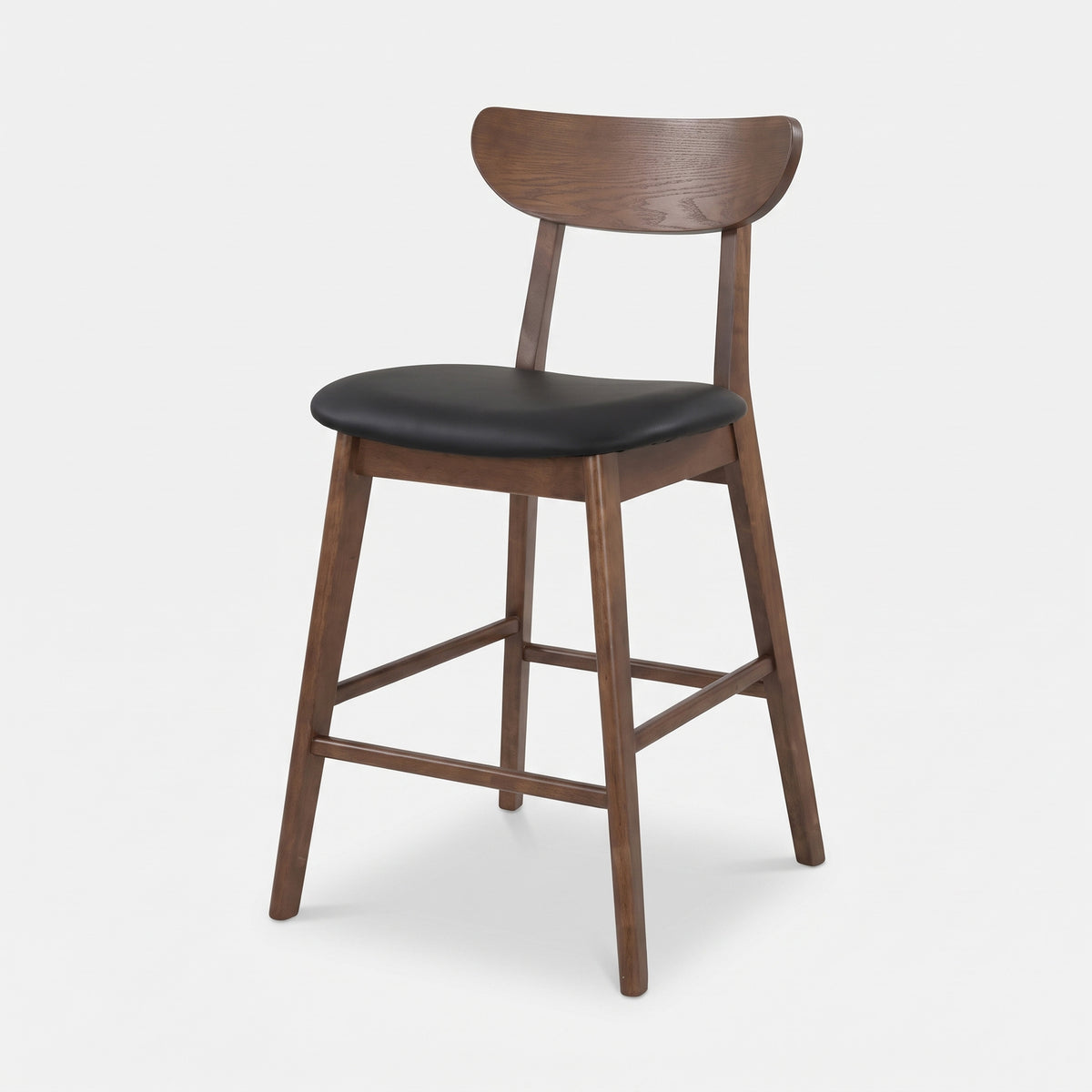 Chaise pour îlot central Tabata 67 cm en cuir synthétique noir et bois foncé, vue de trois-quarts - Maison Pavane