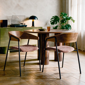 Chaise léopard bordeaux et dossier bois Esmee table 3 pieds – Maison Pavane
