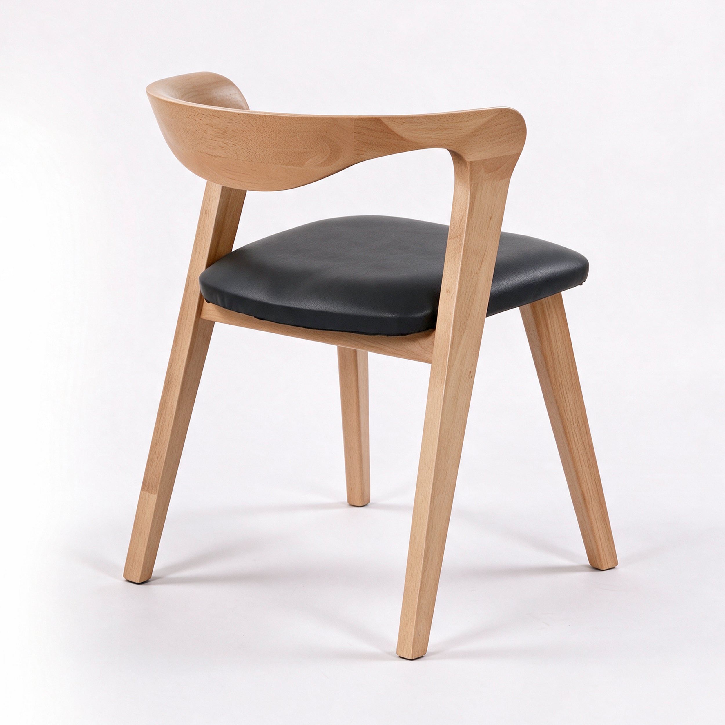 Chaise Vega blonde et cuir synthétique noir, vue de trois-quarts arrière - Maison Pavane