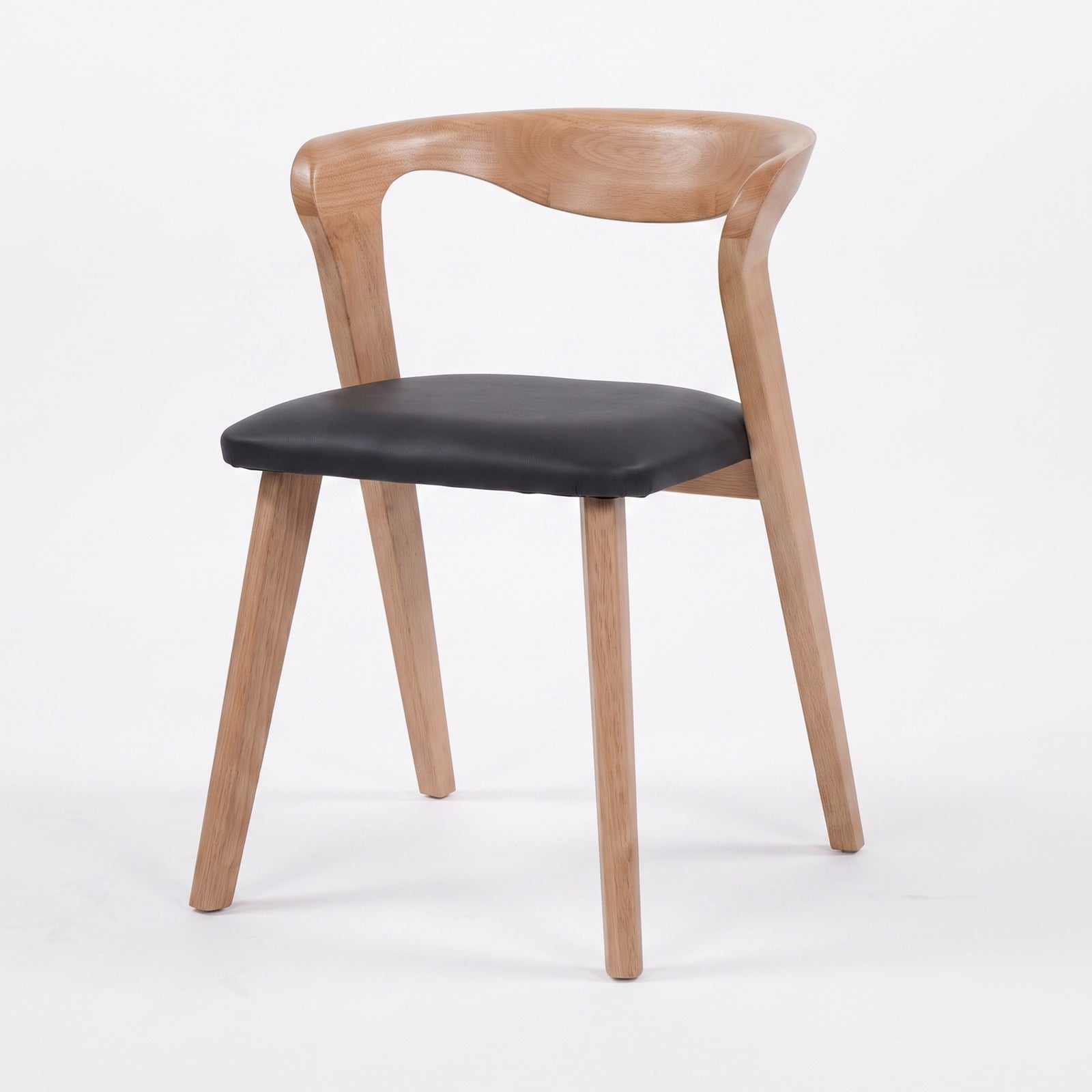 Chaise Vega en bois blond, assise noire, vue de trois-quarts droite - Maison Pavane