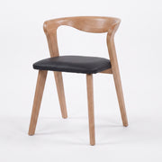 Chaise Vega en bois blond, assise noire, vue de trois-quarts droite - Maison Pavane