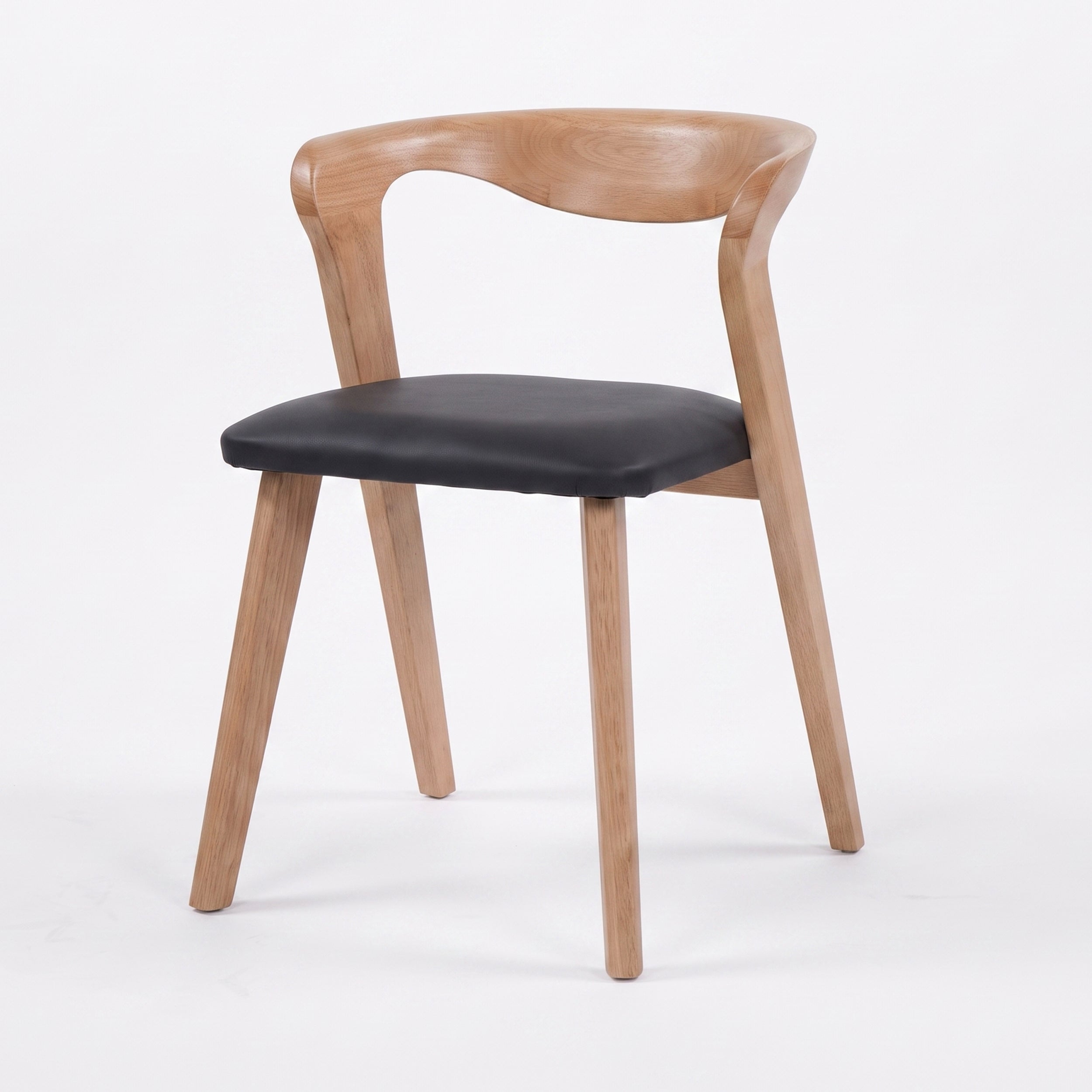 Chaise Vega en bois blond, assise noire, vue de trois-quarts droite - Maison Pavane
