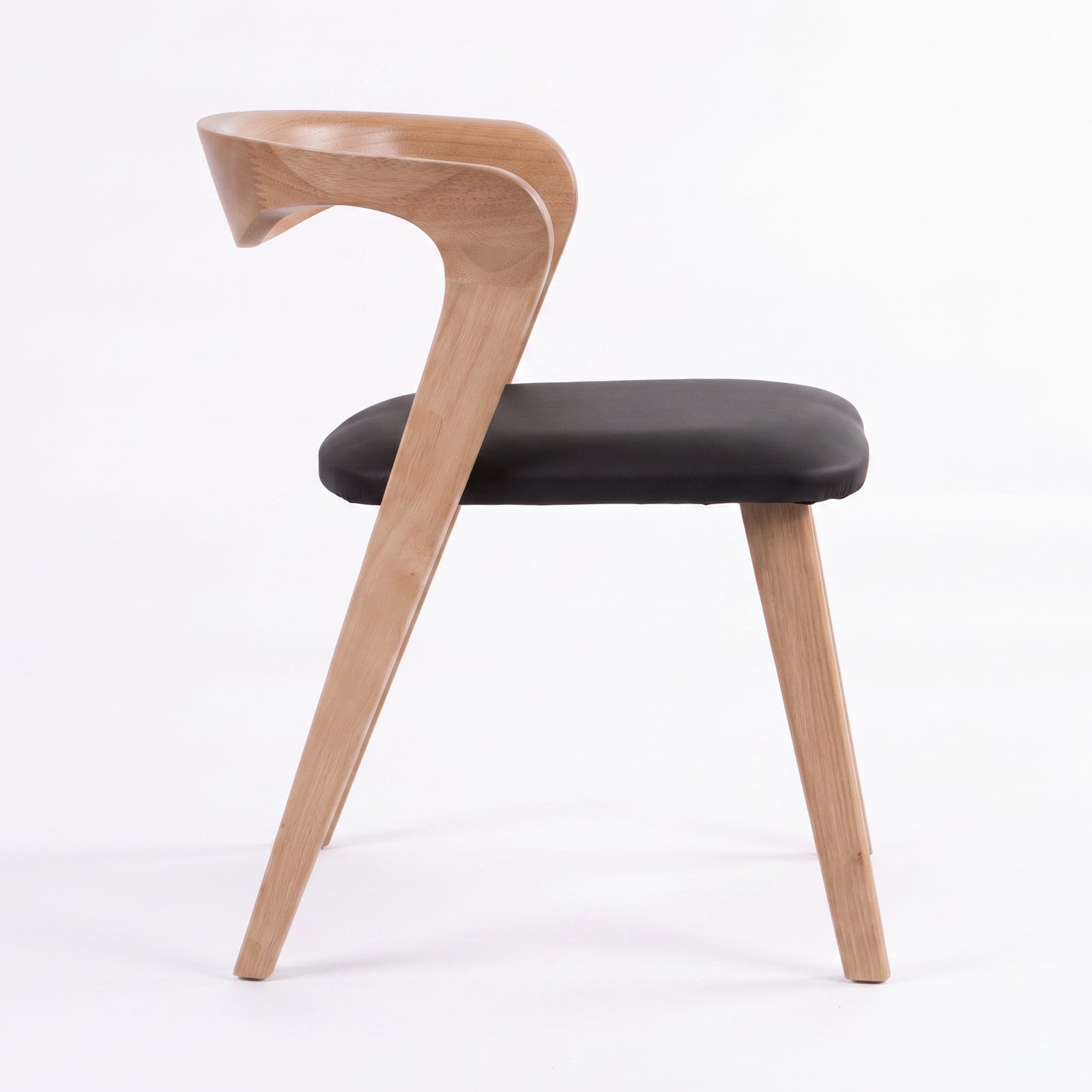 Chaise Vega en bois blond, assise noire, vue de profil - Maison Pavane