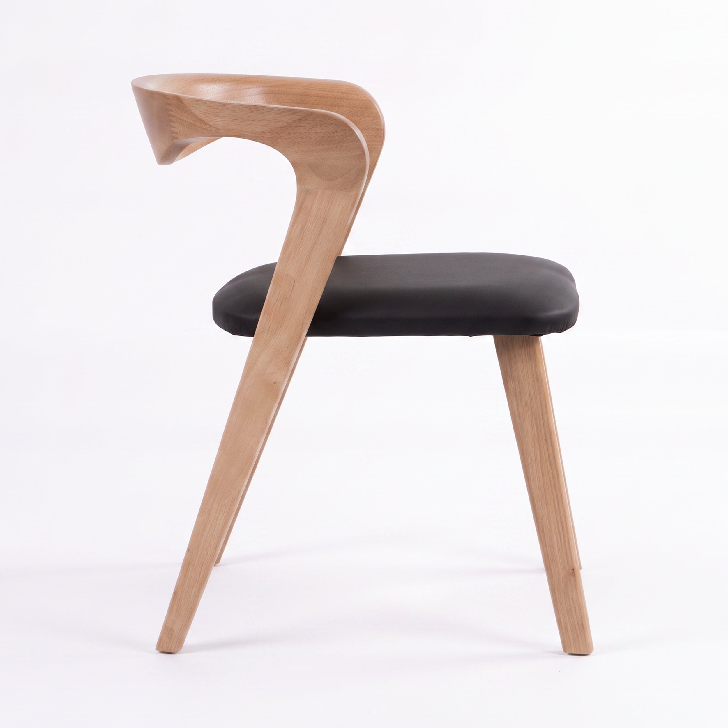 Chaise Vega en bois blond, assise noire, vue de profil - Maison Pavane