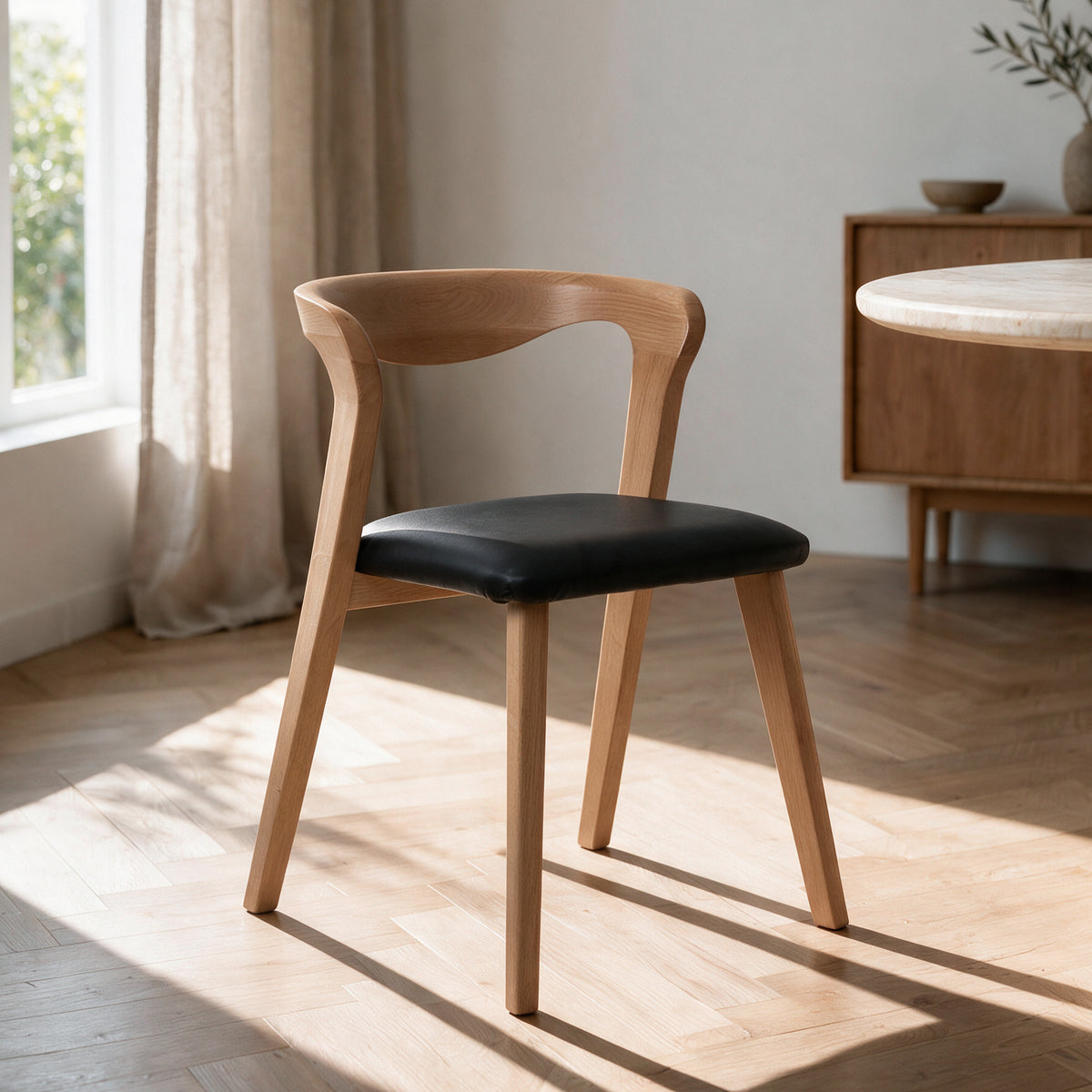 Chaise Vega bois et assise cuir synthétique – Maison Pavane