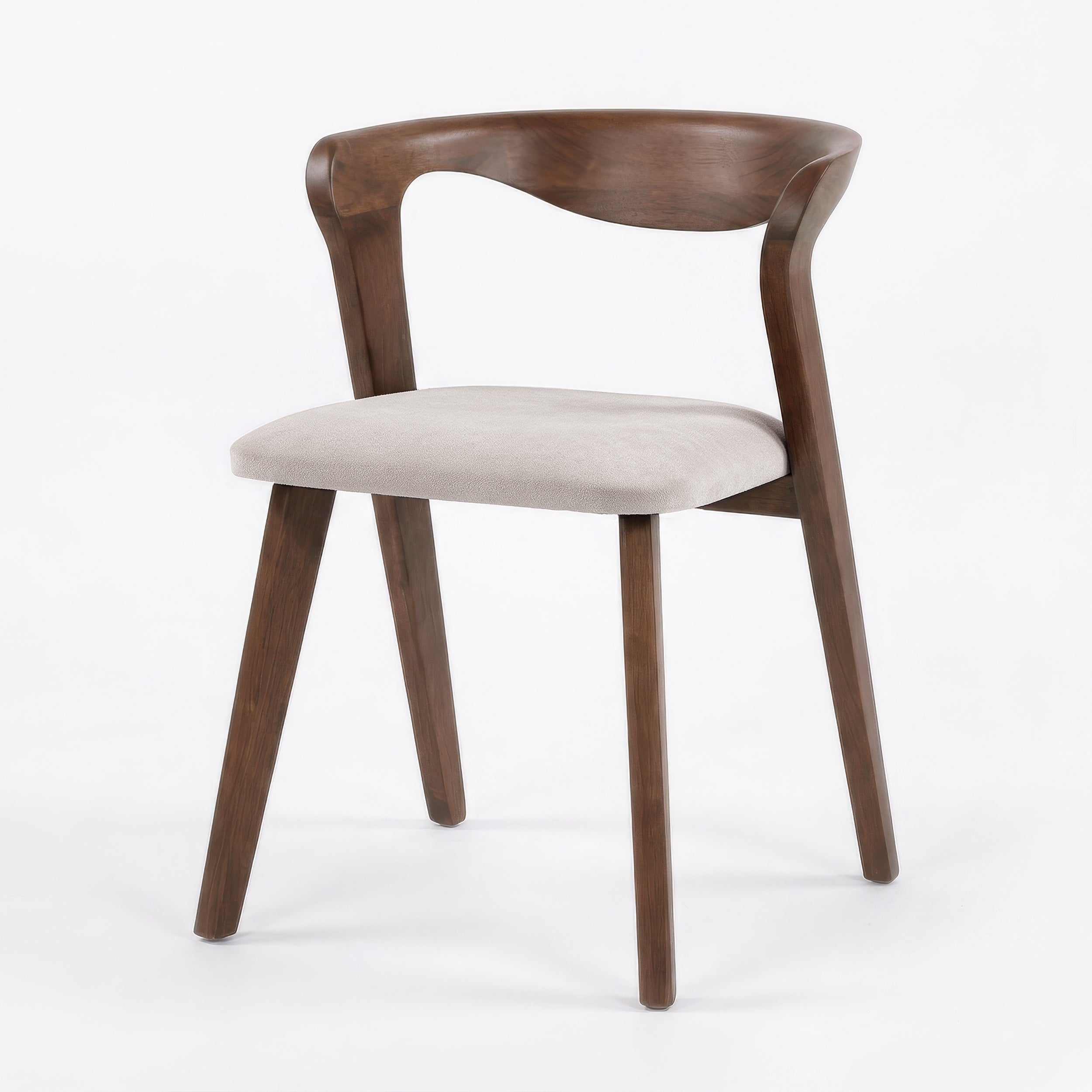 Chaise Vega en bois marron, assise beige, vue de trois-quarts droite - Maison Pavane