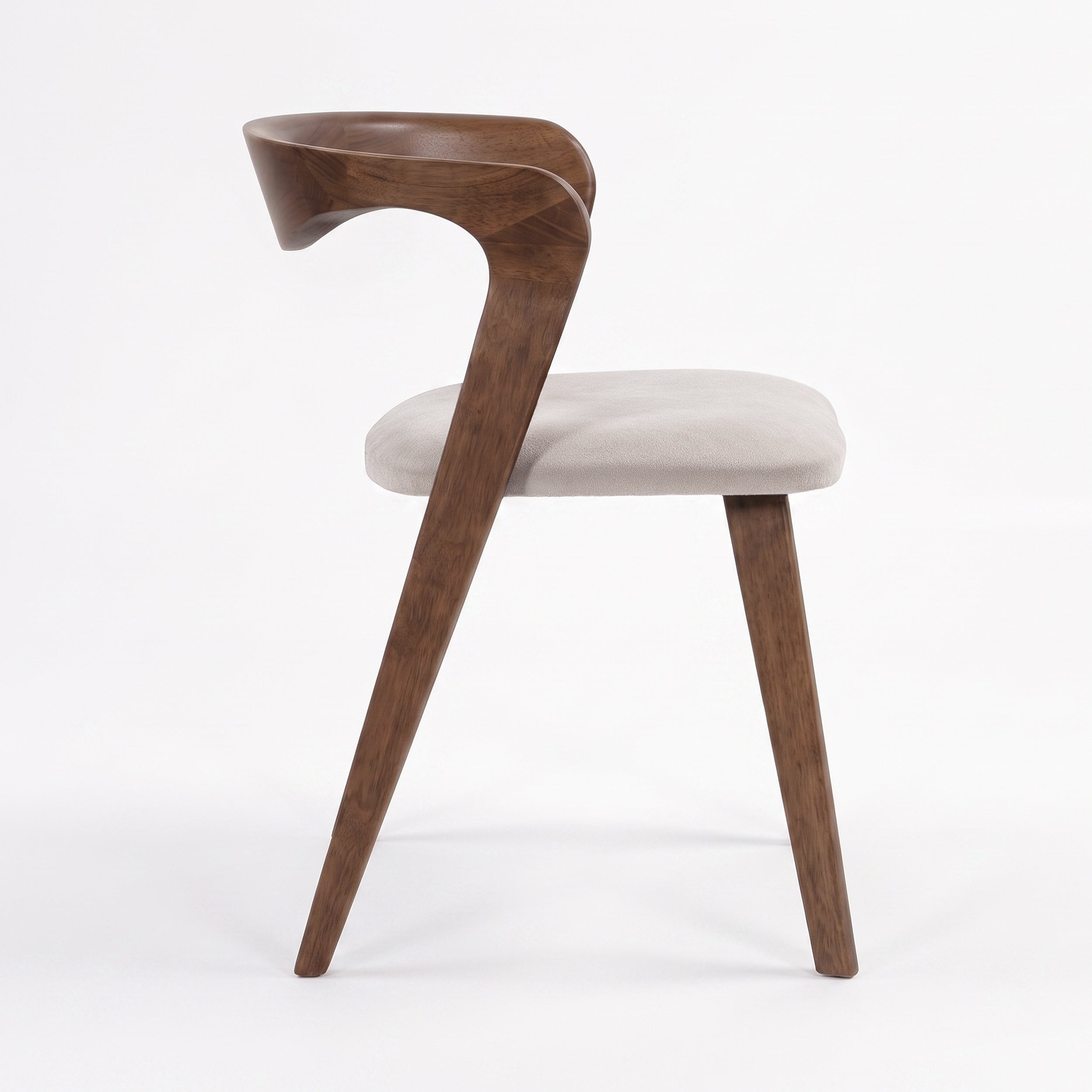 Chaise Vega en bois marron, assise beige, vue de profil - Maison Pavane